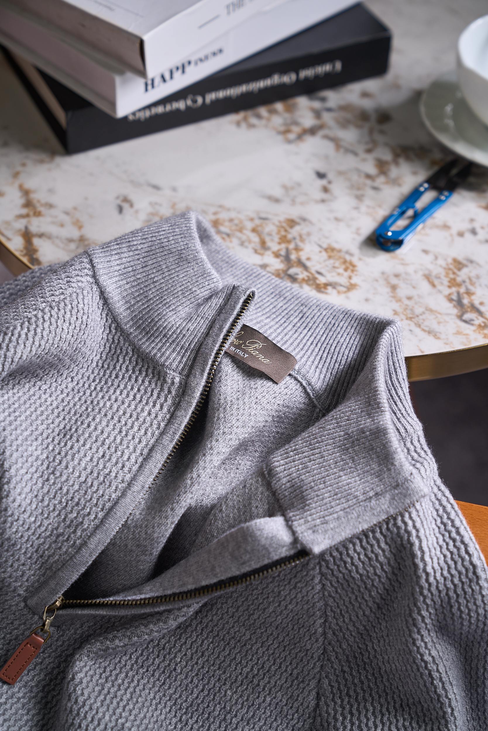 【皮革半拉链针织衫，选用含34.6%羊毛提花元宝针织法插肩袖立领针织衫】 男士半拉链立领针织衫，质感上新