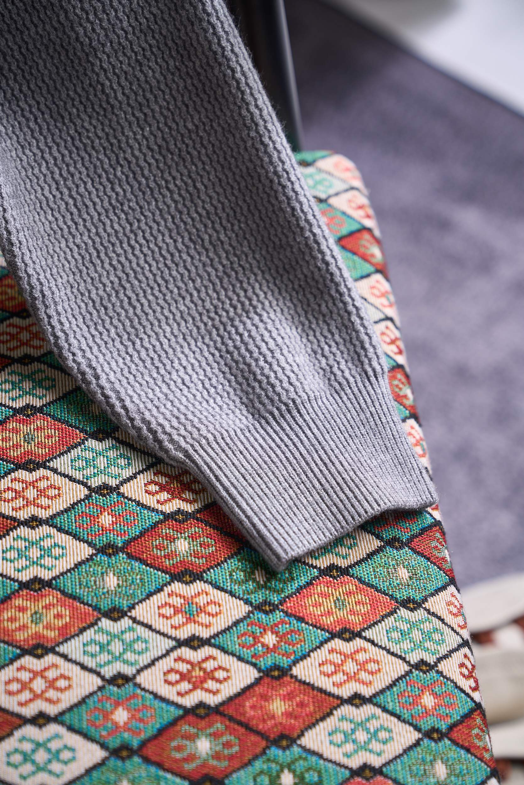 【皮革半拉链针织衫，选用含34.6%羊毛提花元宝针织法插肩袖立领针织衫】 男士半拉链立领针织衫，质感上新