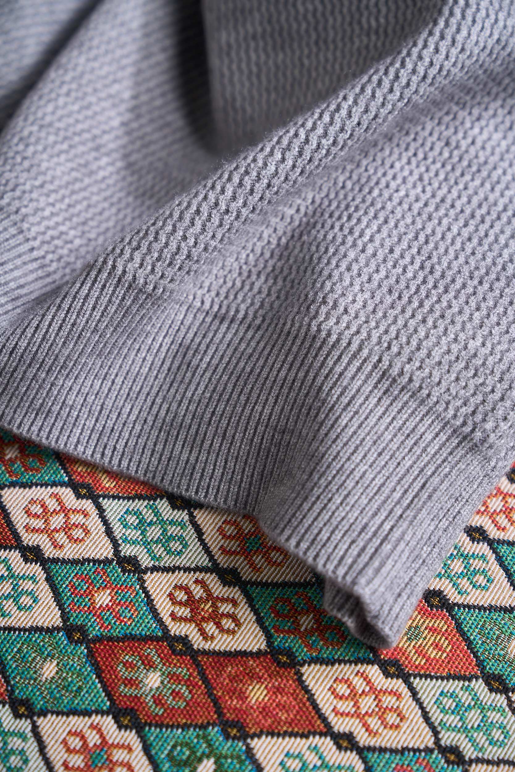 【皮革半拉链针织衫，选用含34.6%羊毛提花元宝针织法插肩袖立领针织衫】 男士半拉链立领针织衫，质感上新