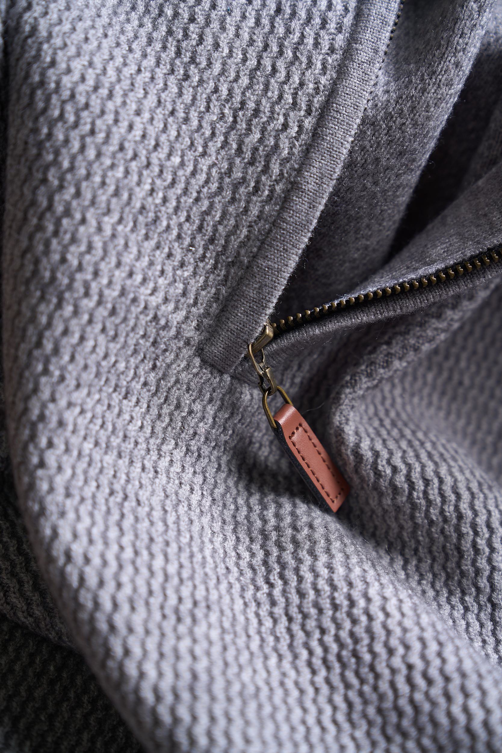 【皮革半拉链针织衫，选用含34.6%羊毛提花元宝针织法插肩袖立领针织衫】 男士半拉链立领针织衫，质感上新