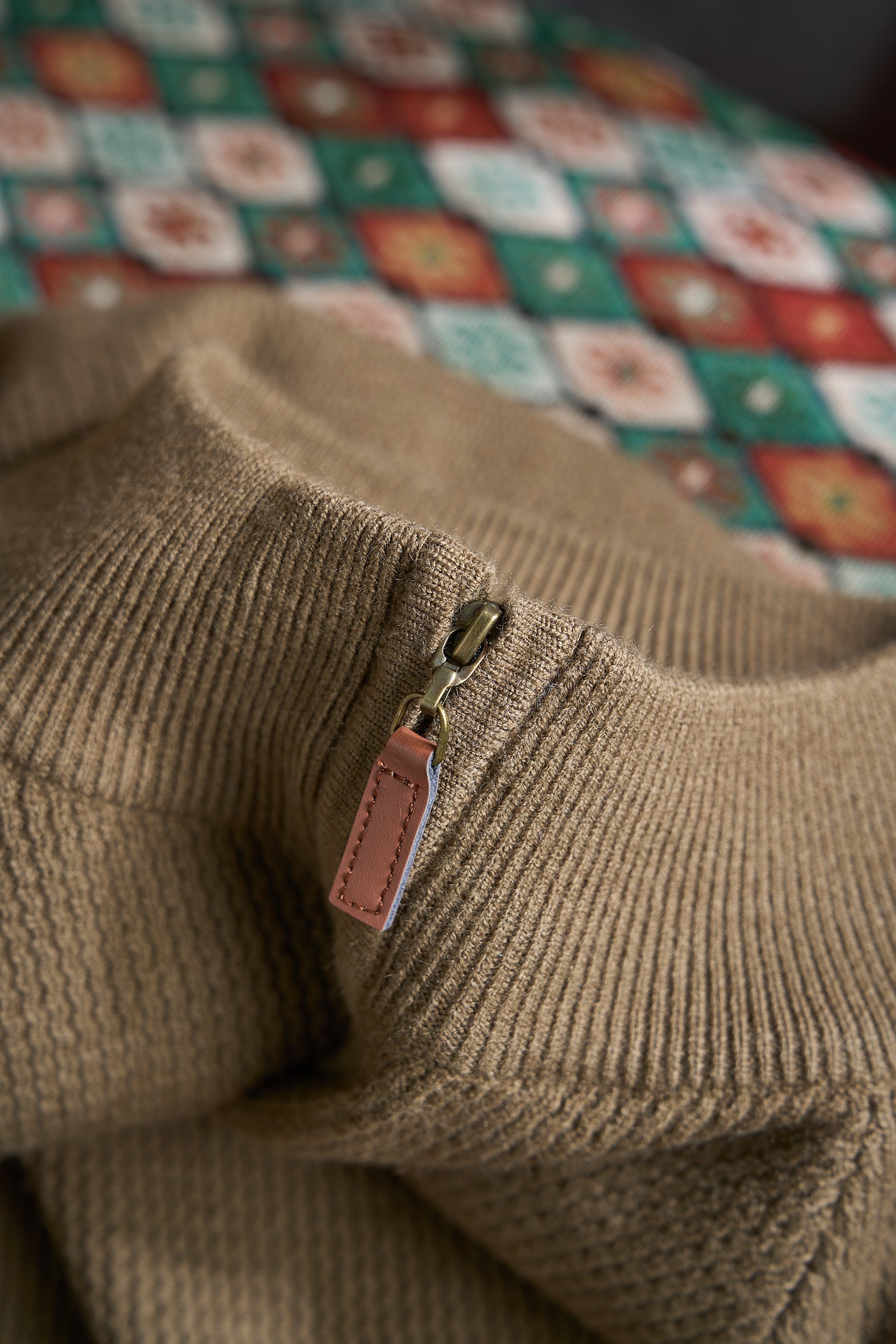 皮革半拉链针织衫，选用含34.6%羊毛提花元宝针织法插肩袖立领针织衫男士半拉链立领针织衫，质感上新，暖意