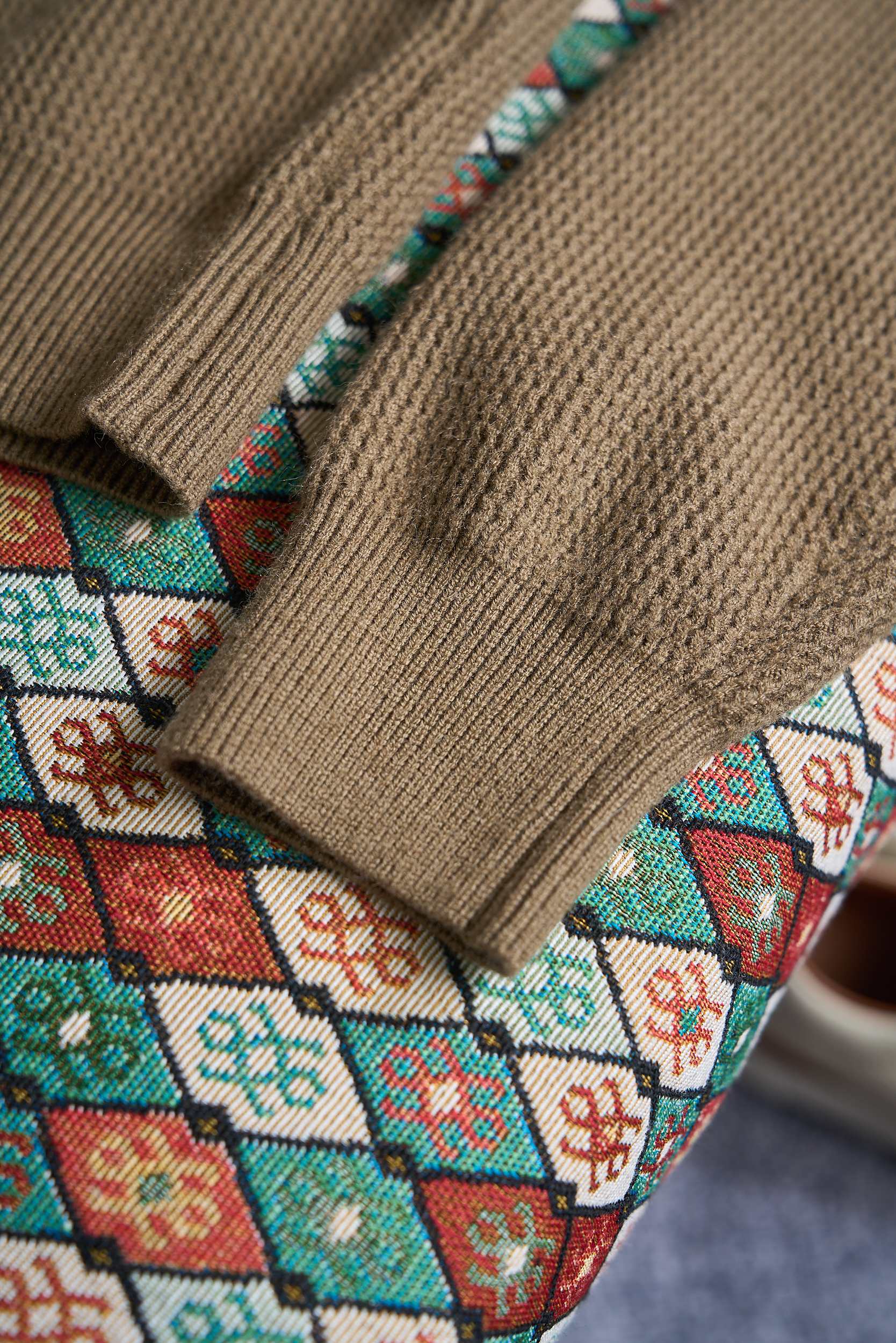 皮革半拉链针织衫，选用含34.6%羊毛提花元宝针织法插肩袖立领针织衫男士半拉链立领针织衫，质感上新，暖意