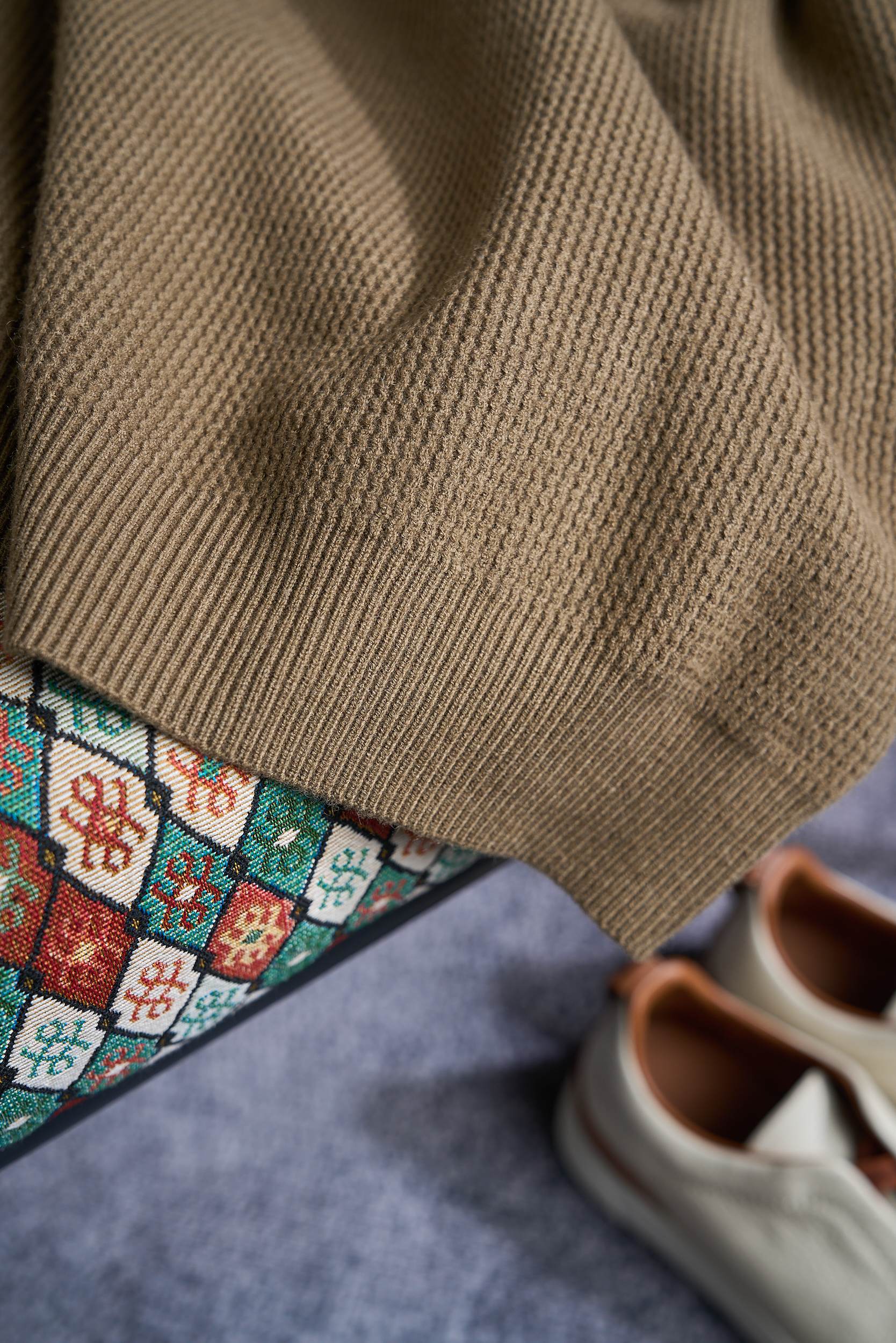 皮革半拉链针织衫，选用含34.6%羊毛提花元宝针织法插肩袖立领针织衫男士半拉链立领针织衫，质感上新，暖意