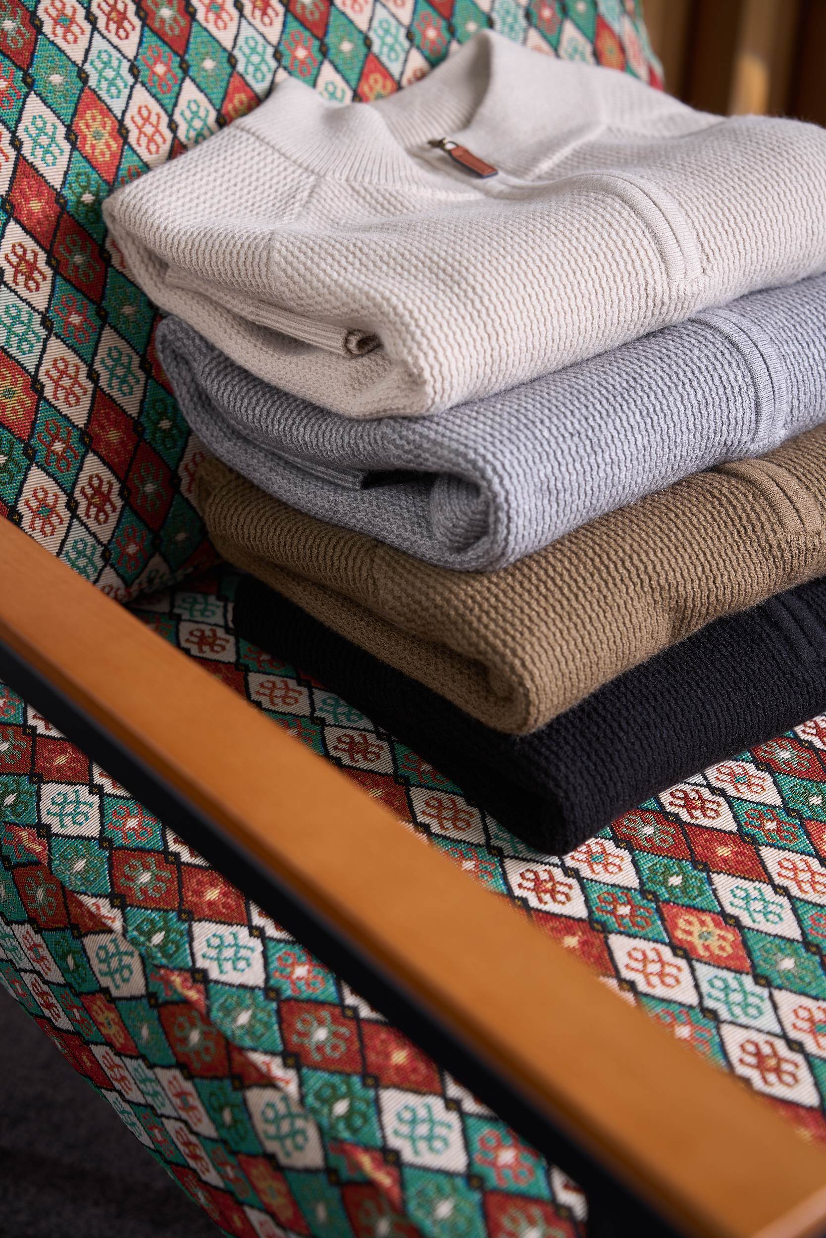 皮革半拉链针织衫，选用含34.6%羊毛提花元宝针织法插肩袖立领针织衫男士半拉链立领针织衫，质感上新，暖意