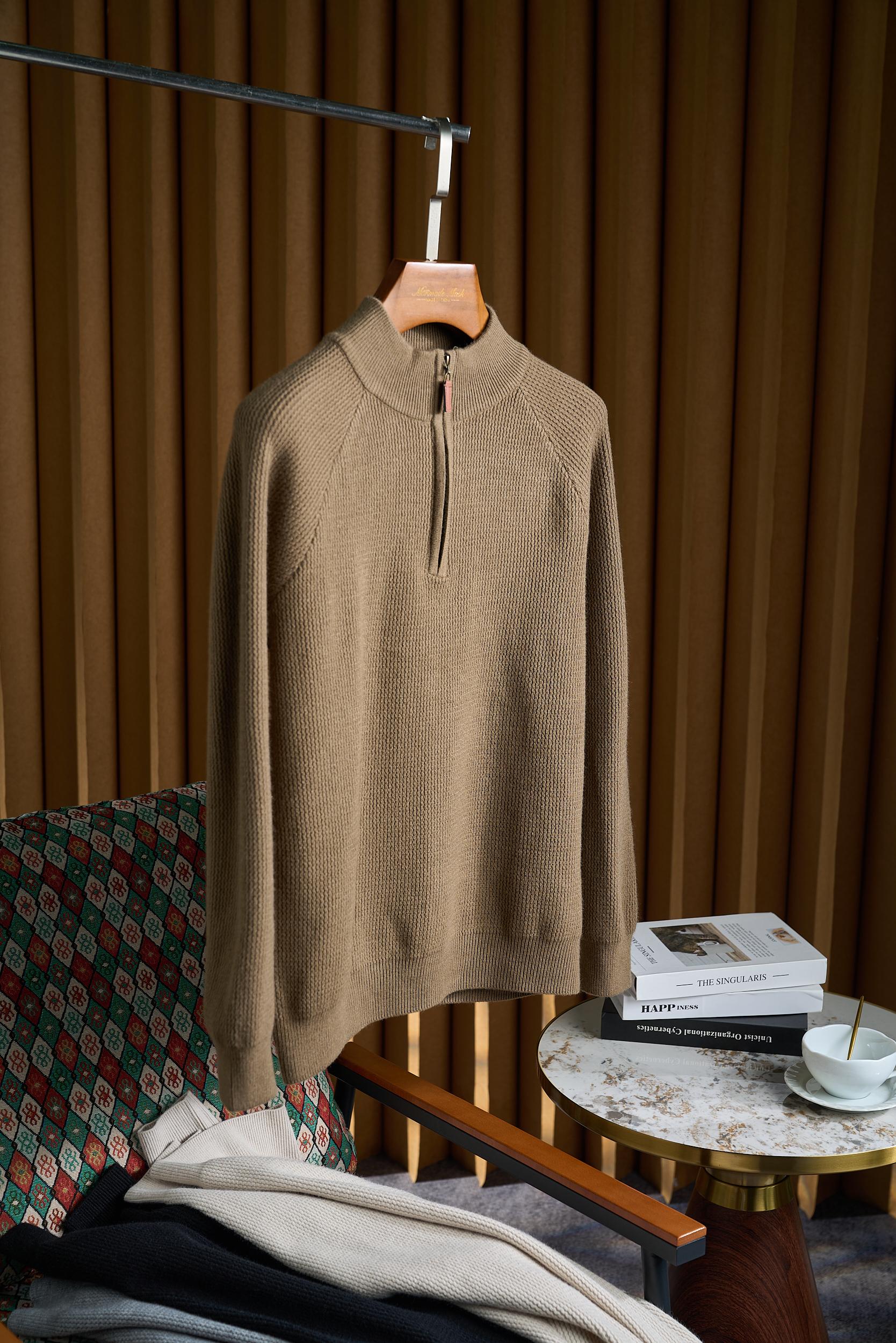 皮革半拉链针织衫，选用含34.6%羊毛提花元宝针织法插肩袖立领针织衫男士半拉链立领针织衫，质感上新，暖意