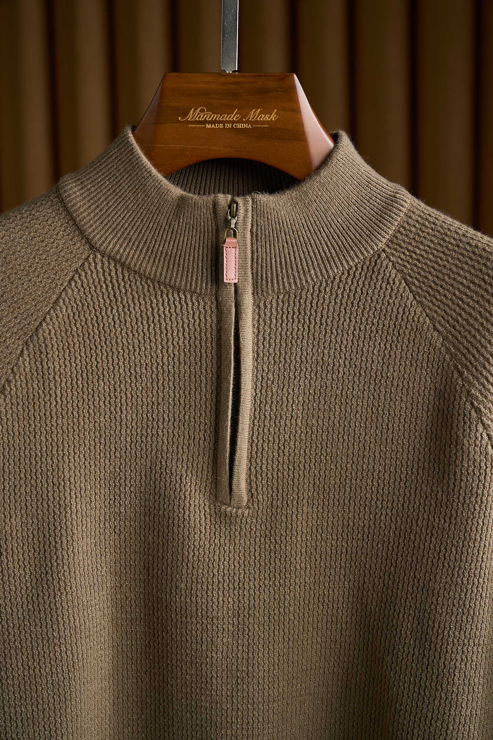 皮革半拉链针织衫，选用含34.6%羊毛提花元宝针织法插肩袖立领针织衫男士半拉链立领针织衫，质感上新，暖意