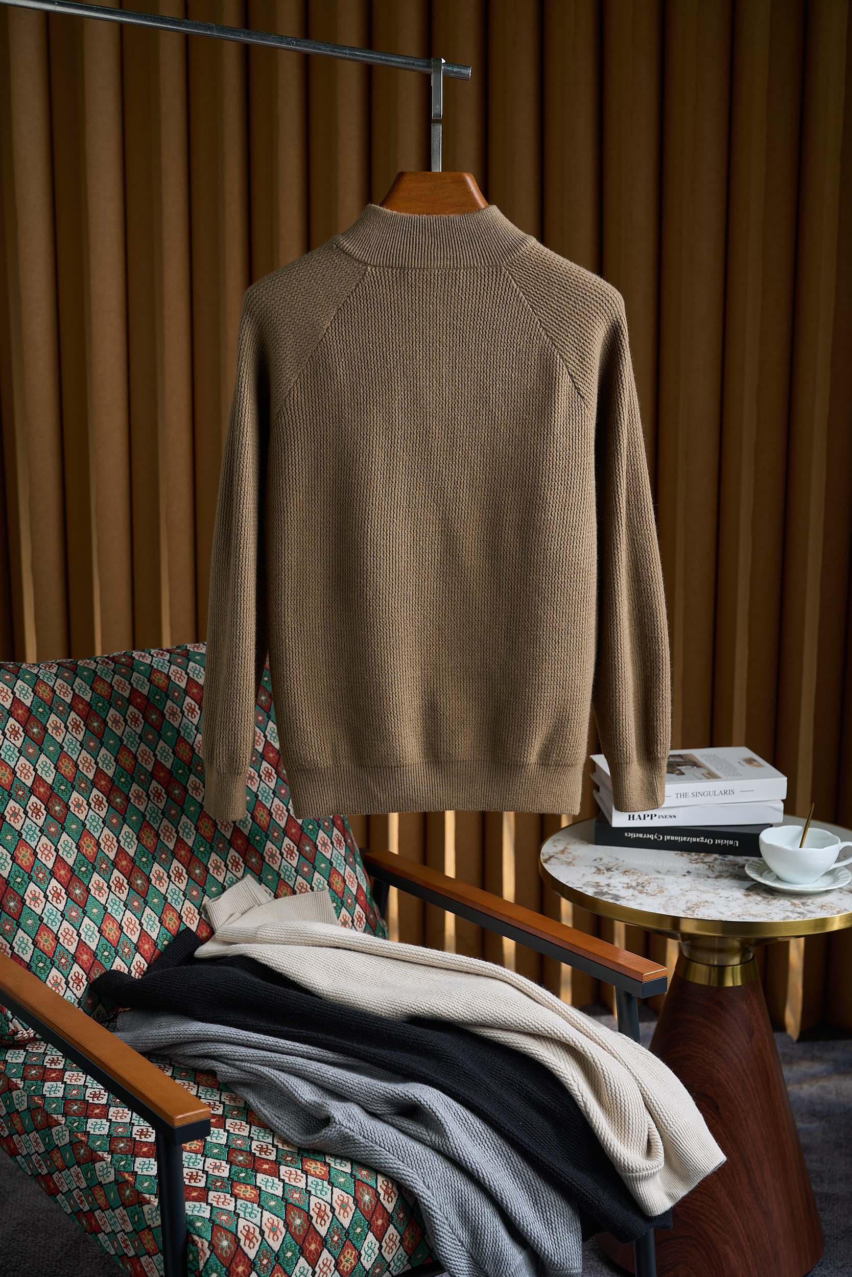 皮革半拉链针织衫，选用含34.6%羊毛提花元宝针织法插肩袖立领针织衫男士半拉链立领针织衫，质感上新，暖意