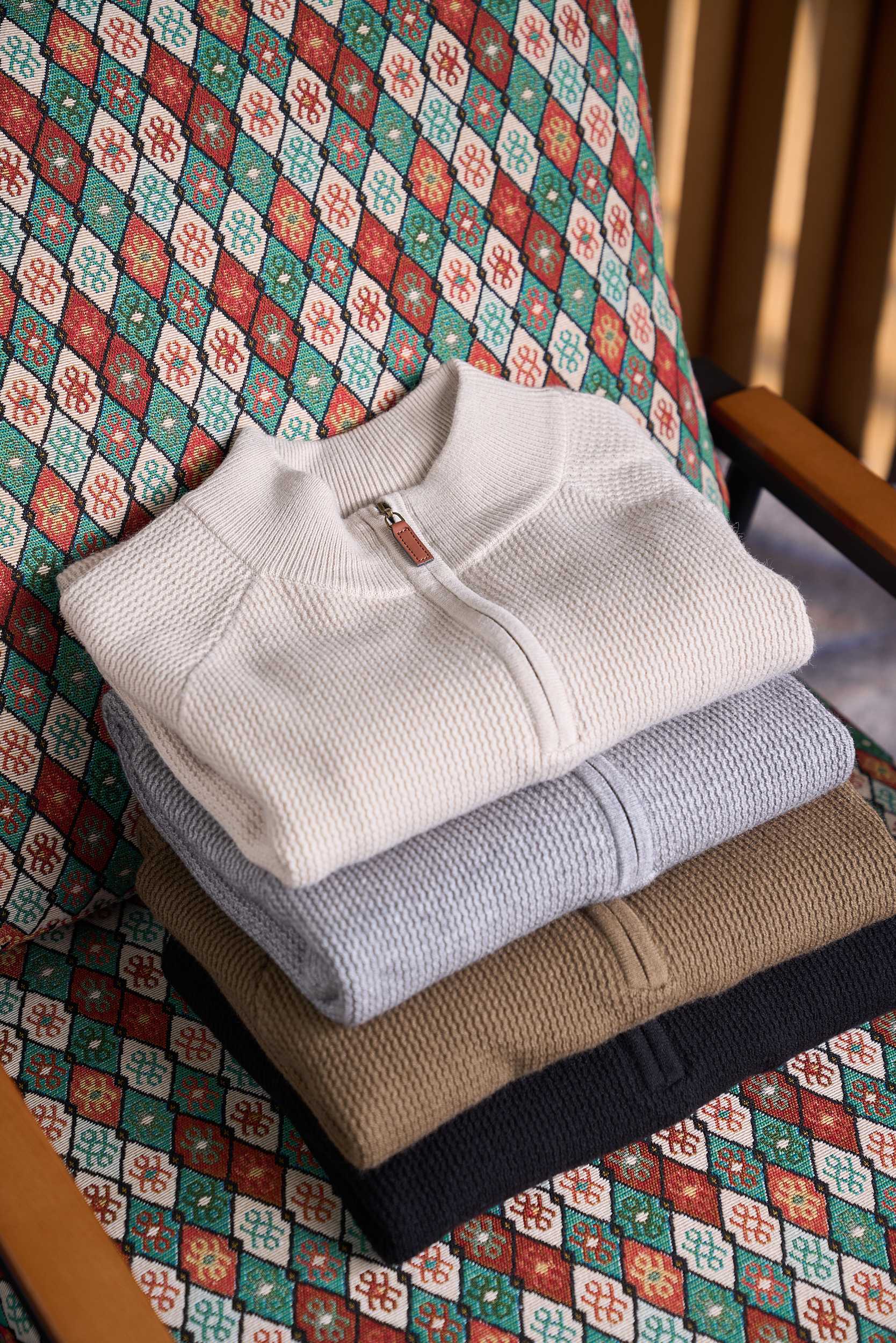 【皮革半拉链针织衫，选用含34.6%羊毛提花元宝针织法插肩袖立领针织衫】 男士半拉链立领针织衫，质感上新