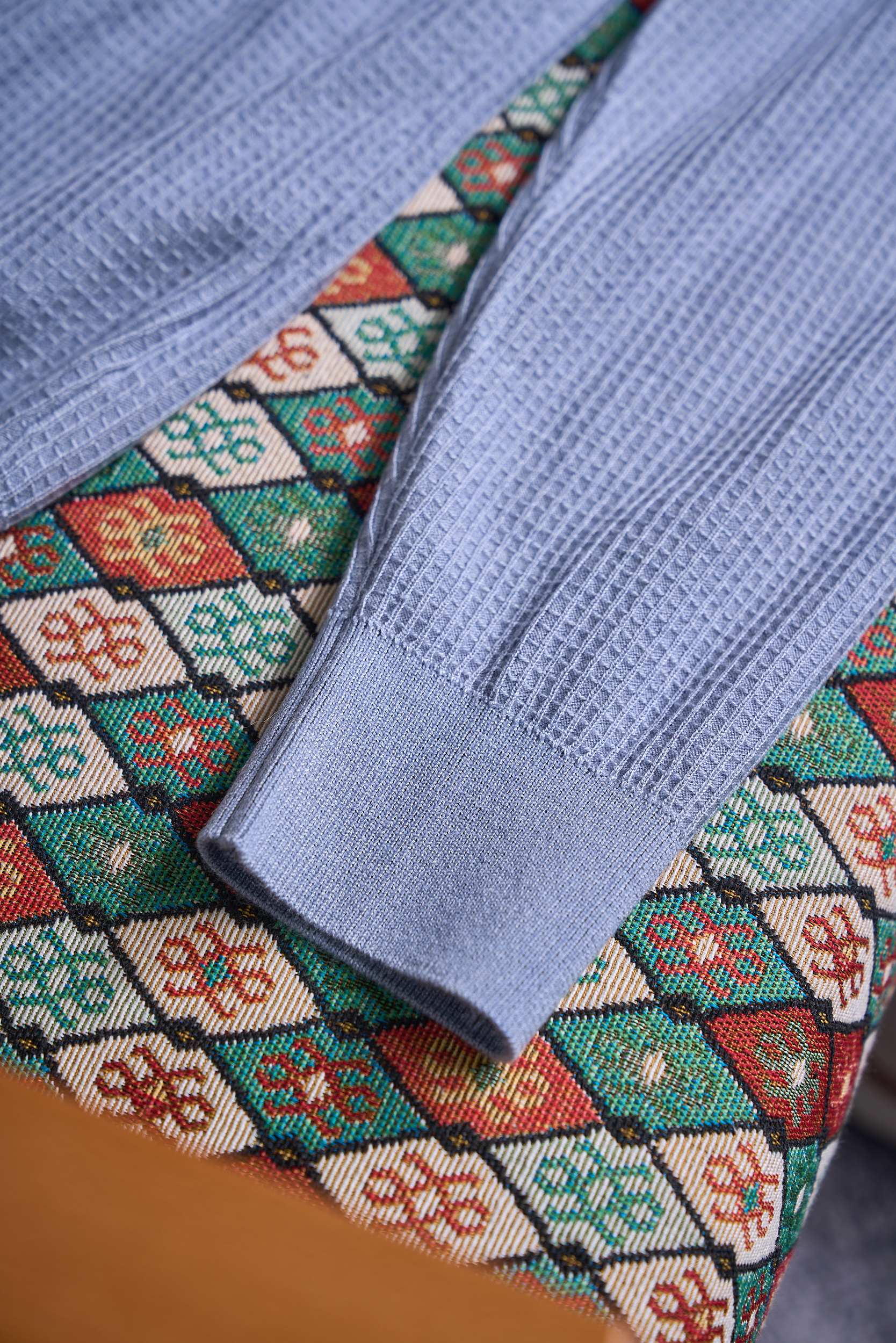 【可内搭外穿的针织衫！含羊毛桑蚕丝混纺纱线穿着舒适柔软立体华夫格针织圆领羊毛衫】男士圆领华夫格羊毛衫：一