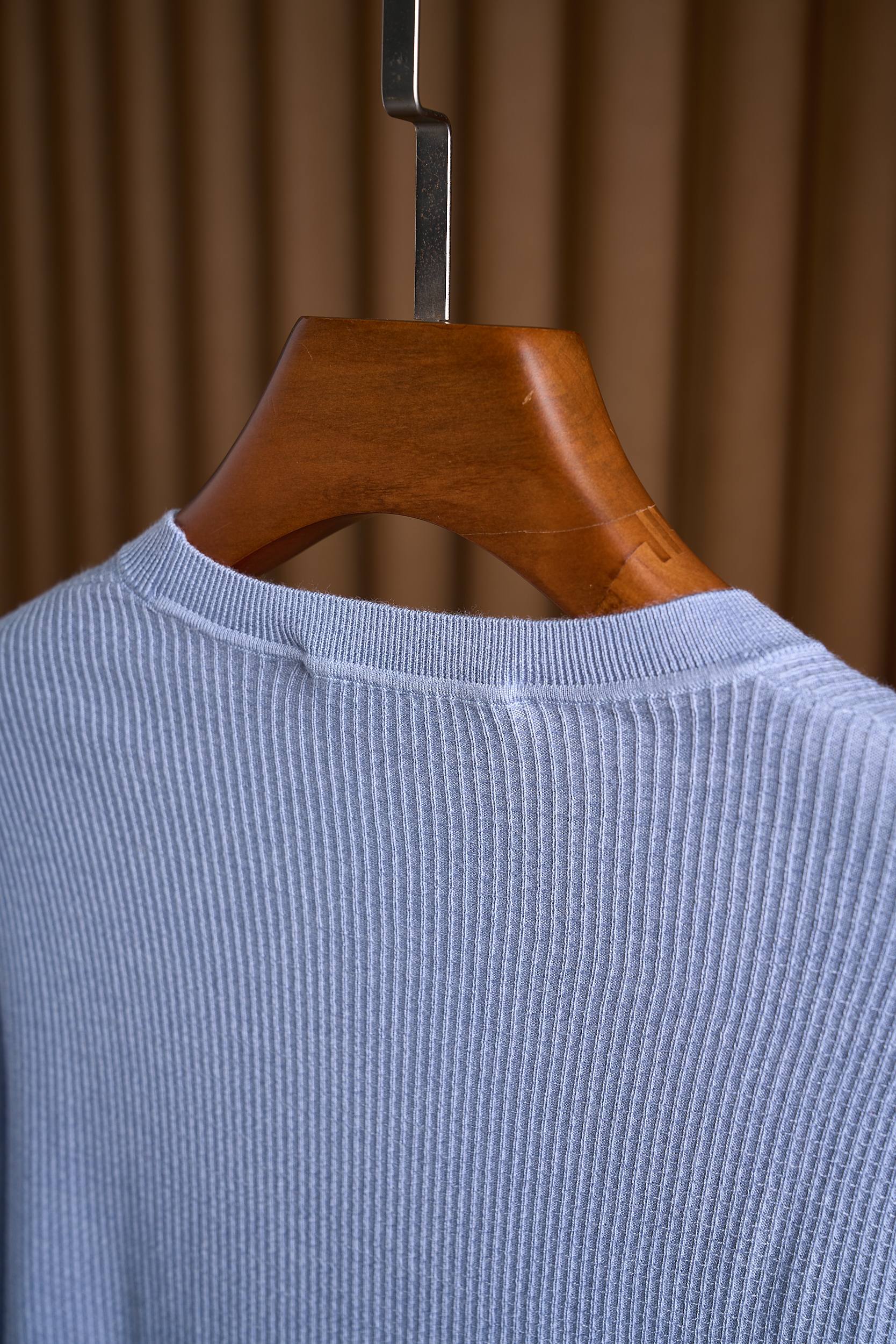 【可内搭外穿的针织衫！含羊毛桑蚕丝混纺纱线穿着舒适柔软立体华夫格针织圆领羊毛衫】男士圆领华夫格羊毛衫：一