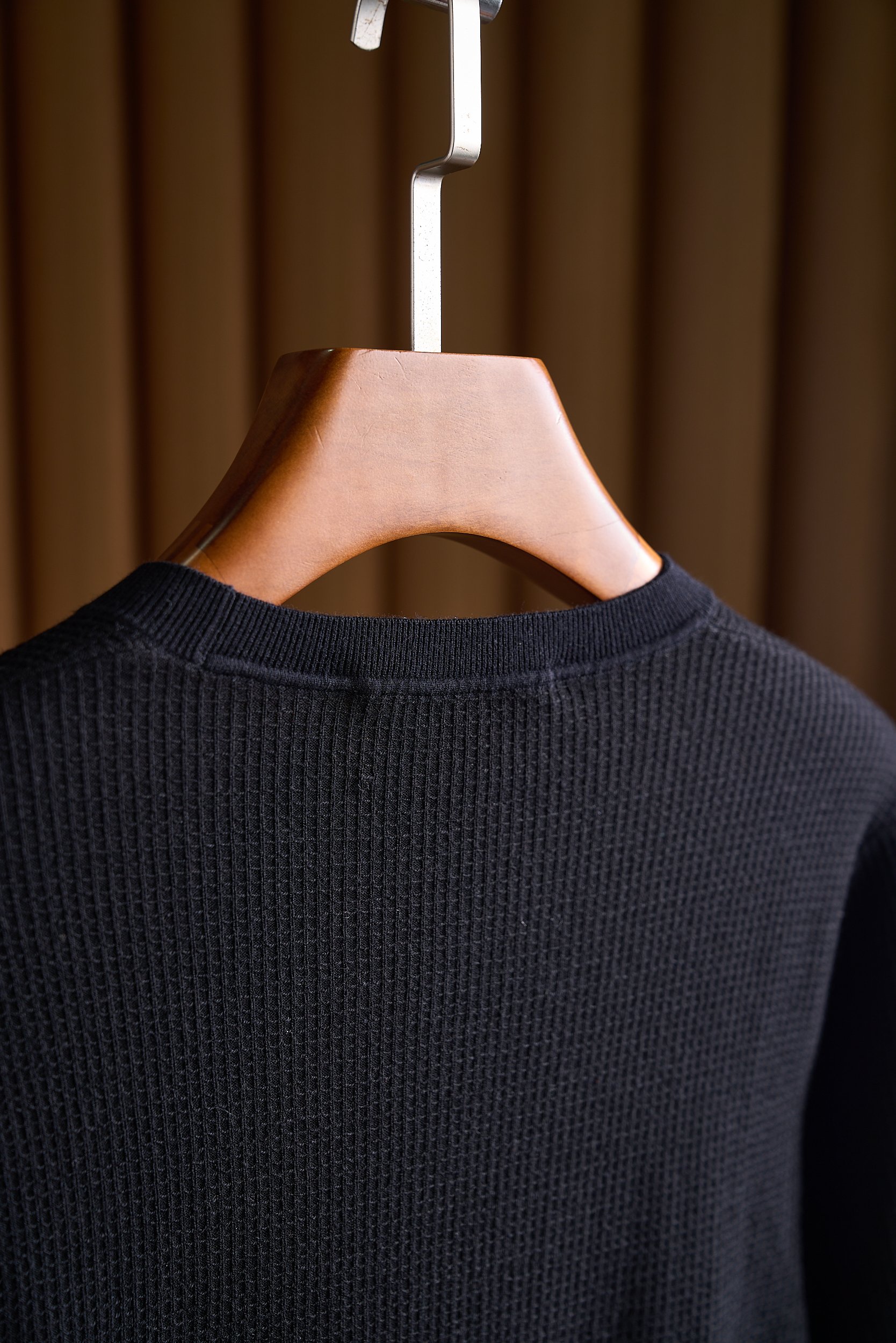 【可内搭外穿的针织衫！含羊毛桑蚕丝混纺纱线穿着舒适柔软立体华夫格针织圆领羊毛衫】男士圆领华夫格羊毛衫：一