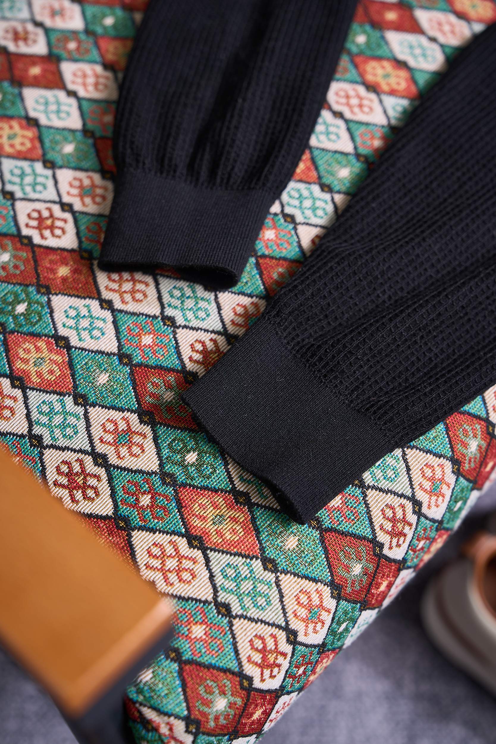 【可内搭外穿的针织衫！含羊毛桑蚕丝混纺纱线穿着舒适柔软立体华夫格针织圆领羊毛衫】男士圆领华夫格羊毛衫：一