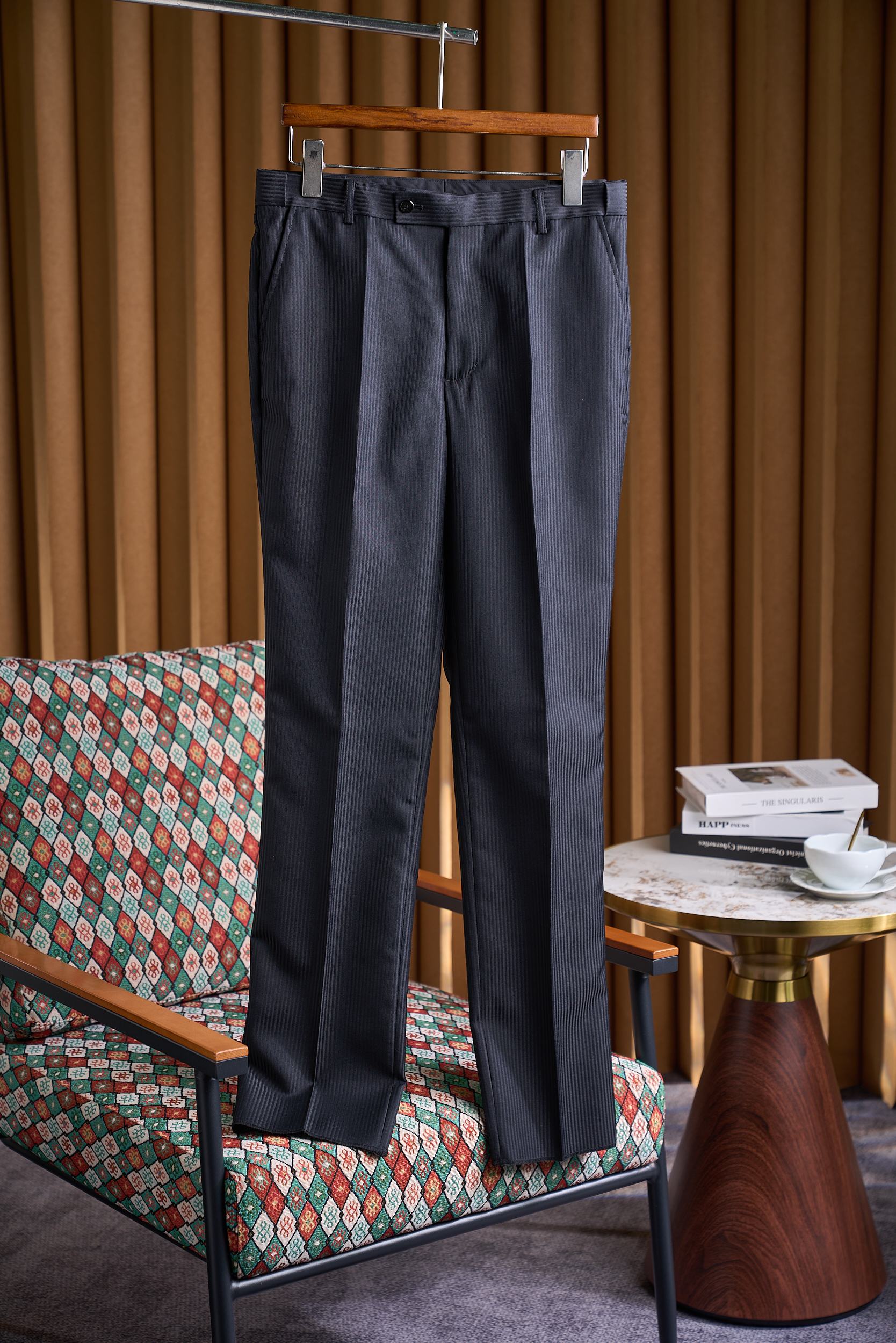 NO:538576,The best choice for celebrities! Elegant, low-key, calm, vertical striped fine wool flat collar cover with exaggerated black striped suit! ! Whoever wears it looks good! The unique high-end texture of a black striped suit, the dark black stripes are not more formal like a black suit, with a little stripe, retro and elegant, and a hint of elegance. Vertical stripes (a pattern with very high business recognition, basically it can be said to be a 'business workplace admission ticket' handed by business people). The geometric shape of stripes has the meaning of 'rebuilding order in chaos'. Therefore, stripes often give people a sense of rigorous authority, so whether you are a newcomer who has just entered the workplace or a superior who has been in the shopping mall for many years, striped suits are a very good choice. Who can refuse a black suit that is so popular? The upper body is a whole domineering spirit without the domineering atmosphere of the place I can't hold on! Black has its own aura, which gives people a very straight feel. I just came to blow up the field~ Use striped elements as a combination to instantly turn dullness into fashion, and add a bit of layering while driving away the haze. Pairing with a low-key and exquisite striped tie, it will not be too serious and old-fashioned. It is full of gentlemanly. The heroic vertical striped patterns visually play a role in stretching the body proportions, not only full of high-end, but also have a unique mystery. I heard that people with taste choose black vertical stripes! The mysterious and elegant black is matched with rigorous vertical stripes, showing an elegant gentlemanly atmosphere in a low-key manner~ It has both personal style and elegant formality, and is very suitable for both weddings and business. The stripes have a visual stretching effect. Combined with the low-key and steady black, the textured stripes add a touch of gentle charm. It brings a fashionable and relaxing charm to show off the style and taste. The black striped suit can be easily matched with different shirts. It is suitable for attending workplaces and many formal occasions. It exudes a mature gentlemanly temperament and is very plastic. The changes in color depth can easily adapt to all seasons (black stripes). Number M-3XL,,shirts,business suit,ties,alexander wang19860909明星不二之选！优雅品位低调沉稳竖条纹精细羊毛平驳领套被夸爆了的黑色条纹西装！！谁穿谁好看！ 独有黑色条纹西服的高级质感,暗暗的黑色条紋不会像黑色西装较为正式,带点条纹,复古优雅之余又有一丝雅痞. 竖条纹(商务认可度非常高的花纹,基本上可以说是商务人士人手一件的“商务职场入场券”）条纹这种几何图形,有着“在混乱中重建秩序”的含义,因此,条纹多给人一种严谨权威的感觉,所以被无论你是刚刚踏入职场的新人还是驰骋商场多年的上位者,条纹西装都是非常不错的选择. MAN到爆的黑色西装有谁能拒绝呢,上身就是一整个没有我hold 不住的场子的王霸之气！黑色自带气场,给人的感觉也很直球,我就是来炸场子的~用条纹元素作为搭配瞬间化沉闷为时尚,赶走阴霾的同时增添几分层次感.配上一条低调精致的条纹领带就不会过于严肃古板,瞬问满满的绅士感,看起来英姿飒爽竖条纹的纹样视觉上起到拉伸身材比例作用、不仅充满高级感,还带着独特的神秘.  听说有品位的人都选黑色竖条纹！神秘优雅的黑色搭配严谨的竖条纹,在低调中展现出优雅的绅士气息~既有个人风格又不失优雅的正式感,不管是婚礼还是商务都是很适用的.条纹的元素在视觉上起到拉伸效果 配合低调沉稳的黑色打破沉闷感,肌理感条纹平添一抹温柔的魅力. 带来时尚又轻松的韵味尽显格调品味 黑色条纹西装可以轻松搭配不同衬衫 适用于出席职场和众多正式场合 散发着成熟的绅士气质可塑性非常高 颜色深浅的变化可以轻松适应所有季节（黑色条纹） 码数M-3XL,,shirts,business suit,ties,alexander wang,Men's clothing