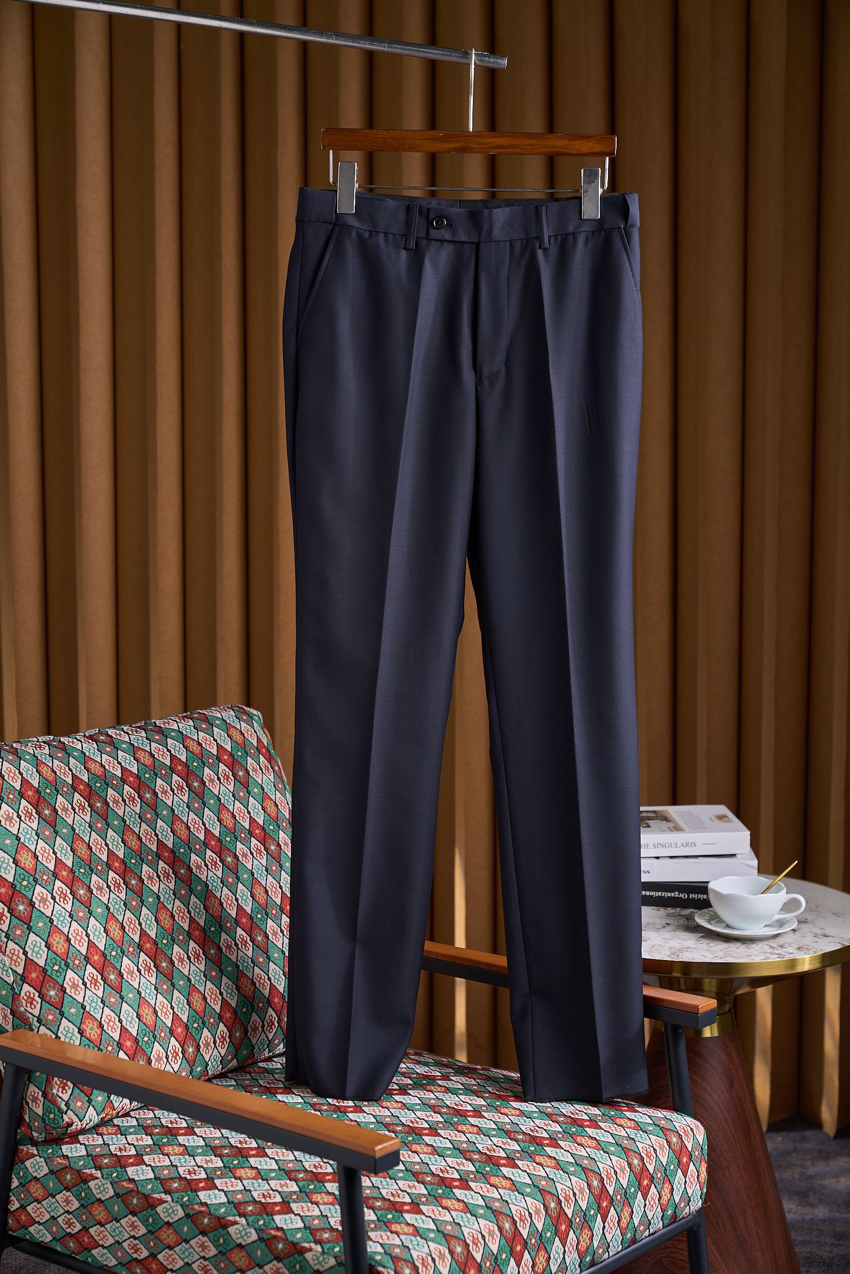 NO:538573,Simple but not simple, elegant two-pin wool flat collar suitable for wearing in any occasion, a boutique suit for men's business and casual wool suit, high-end business-level luxury goods, high-end 'Naples' handmade garment series, word-of-mouth ace high-end products! ! Customers are the top luxury worsted wool fabrics in Italy, selected Australia's top high-quality merino wool garments, exclusively supplied by Akiel Ranch, the fabric is high-density and fine, with a fiber coefficient of up to Super 160's (15 microns in diameter). It is the pinnacle of high-end luxury fabrics. High-density number of fibers make the texture and comfort of the fabric reach the pinnacle. The texture is very delicate, and has good thermal resistance and anti-wrinkle function. It has excellent ductility. What is amazing is that the fabric incorporates woven stripes elements, enriching the overall details! The craftsmanship level inherits the rigor and exquisiteness of the Italians. The hand-made keyholes are clearly hand-sewn by the workshop's top tailor master. The arch is neat and fine, impeccable, and very ingenious. The finished product of a suit generally needs to go through more than 400 rigorous processes, which is quite shocking! The details are exquisite and sophisticated. The selected top-grade yak horn buckles have natural texture structure. The brand letters engraved on them are very beautiful. Each buckle is unique and quite ingenious!  The tailoring is invincible, the classic Italian modern business slim tailoring is in place, and the shoulders and waistline are handled perfectly. The upper body is full of style, capable and elegant, with a perfect sense of lines, which easily highlights temperament. It is an excellent styling tool in the dressing season! Code number M-3XL, business suit, alexander wang19860909简约不简单,优雅爆棚两粒扣羊毛平驳领适合任何场合穿着的一款精品套装西装男士商务休闲羊毛西服套装,高端洋行出品,殿堂级品鉴奢华臻物,高端“那不勒斯“手工成衣系列,口碑化王牌高端产物！！ 客供意大利顶级奢华精纺羊毛面料,甄选澳洲顶级上乘美丽诺羊毛成衣制作,阿基尔牧场独家供应,面料高密度且精细,纤维系数高达 Super 160's（羊毛直径15微米）,属于高级奢华面料中的巅峰之作,高密度支数纤维,让面料的质感与舒适感达到登峰造极,质地挺刮细腻,并具备良好的免烫抗皱功能,延展性非常优越,而值得惊艳的地方在于,面料融入了色织条纹元素,丰富了整体细节！ 工艺水准传承了意大利人的严谨与精致,显著完美的手工锁眼,包边走线均由工坊顶级裁缝大师纯手工缝制,拱针对条工整精细,无可挑剔,非常匠心,一套西服成品大体需经过严谨的400多道工序,相当震撼！ 细节精致考究,甄选的顶级牦牛角扣,有着天然纹理构造,上面镌刻的品牌字母极富美感,且每粒扣都是独一无二的存在,颇具匠心！  剪裁无敌,经典的意式现代商务修身剪裁,每一寸都拿捏到位,肩部与腰线处理相当完美,上身型款十足,干练而优雅,线条感完美,极易凸显出气质,属于穿搭季绝佳的造型利器！ 码数M-3XL,,business suit,alexander wang,Men's clothing