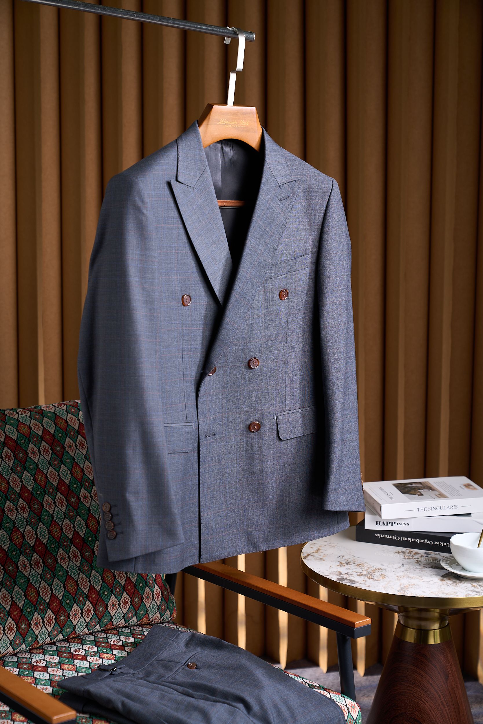 NO:538567,Exclusive for private fabrics for EZ home blue labels!  The dark pattern Prince Wells plaid double-breasted large gun wrench collar design is comfortable and suitable for body micro-supported wool cover, showing its extraordinary customization. EZ home blue label privately customized fabric brings you a unique business casual suit - the dark pattern Prince Wells plaid double-breasted large gun wrench collar design is comfortable and suitable for body micro-supported wool cover. Blue label privately customized, fabric choice is made of EZ home blue label privately customized fabric, each inch reveals nobility and exquisiteness. The fabric has been processed with special craftsmanship, with excellent breathability and excellent performance, and can be kept dry and comfortable even if worn for a long time. The classic Prince Wells plaid is blended with delicate dark pattern design, revealing a sense of luxury in a low-key manner. This retro but fashionable pattern can easily control various business and leisure occasions, highlighting your unique taste.  The unique double-breasted paired with a majestic large gun-bowl collar not only enhances the overall visual impact, but also demonstrates the authority and confidence of the wearer. Whether it is business negotiations or formal dinners, you can become the focus of attention. The high-quality 15-micron wool blend fabric and the addition of micro-elastic fibers make the suit maintain a crisp style while also bringing the ultimate comfort experience. Whether it is sitting or active, it can be easily dealt with, allowing you to maintain an elegant posture at all times. The exquisite tailoring process ensures that every detail is perfect. The key parts such as the cuffs, necklines, and hems are all sewn with high-quality hand-stitching to ensure that the suit is durable. In addition, the lining is made of high-quality fabrics, which are soft to the touch, further enhance the wearing experience. M-3XL, business suit, alexander wang19860909EZ家蓝标私定面料专享！暗纹威尔斯亲王格纹双排扣大枪驳领设计舒适合体微弹羊毛套尊享定制,彰显不凡.EZ家蓝标私定面料,为您带来一款独具匠心的商务休闲西装——暗纹威尔斯亲王格纹双排扣大枪驳领设计舒适合体微弹羊毛套西. 蓝标私定,面料之选 采用EZ家蓝标私定面料,每一寸都透露着高贵与精致.面料经过特殊工艺处理,触感柔软舒适,透气性能卓越,即便长时间穿着也能保持干爽舒适. 经典的威尔斯亲王格纹,融入细腻暗纹设计,低调中透露出奢华感.这种复古而不失时尚的图案,能够轻松驾驭各种商务与休闲场合,彰显您的独特品味. 独特的双排扣,搭配大气磅礴的大枪驳领,不仅提升了整体的视觉冲击力,更彰显了穿着者的权威与自信.无论是商务谈判还是正式晚宴,都能让您成为全场瞩目的焦点. 采用优质15微米羊毛混纺面料,加入微弹纤维,使得西装在保持挺括版型的同时,也能带来极致的舒适体验.无论是久坐还是活动,都能轻松应对,让您时刻保持优雅姿态. 精致的剪裁工艺,确保每一处细节都尽善尽美.袖口、领口、下摆等关键部位,均采用高级手工缝制,确保西装经久耐用.此外,内衬选用高品质面料,触感柔软,进一步提升穿着体验. 码数M-3XL,,business suit,alexander wang,Men's clothing