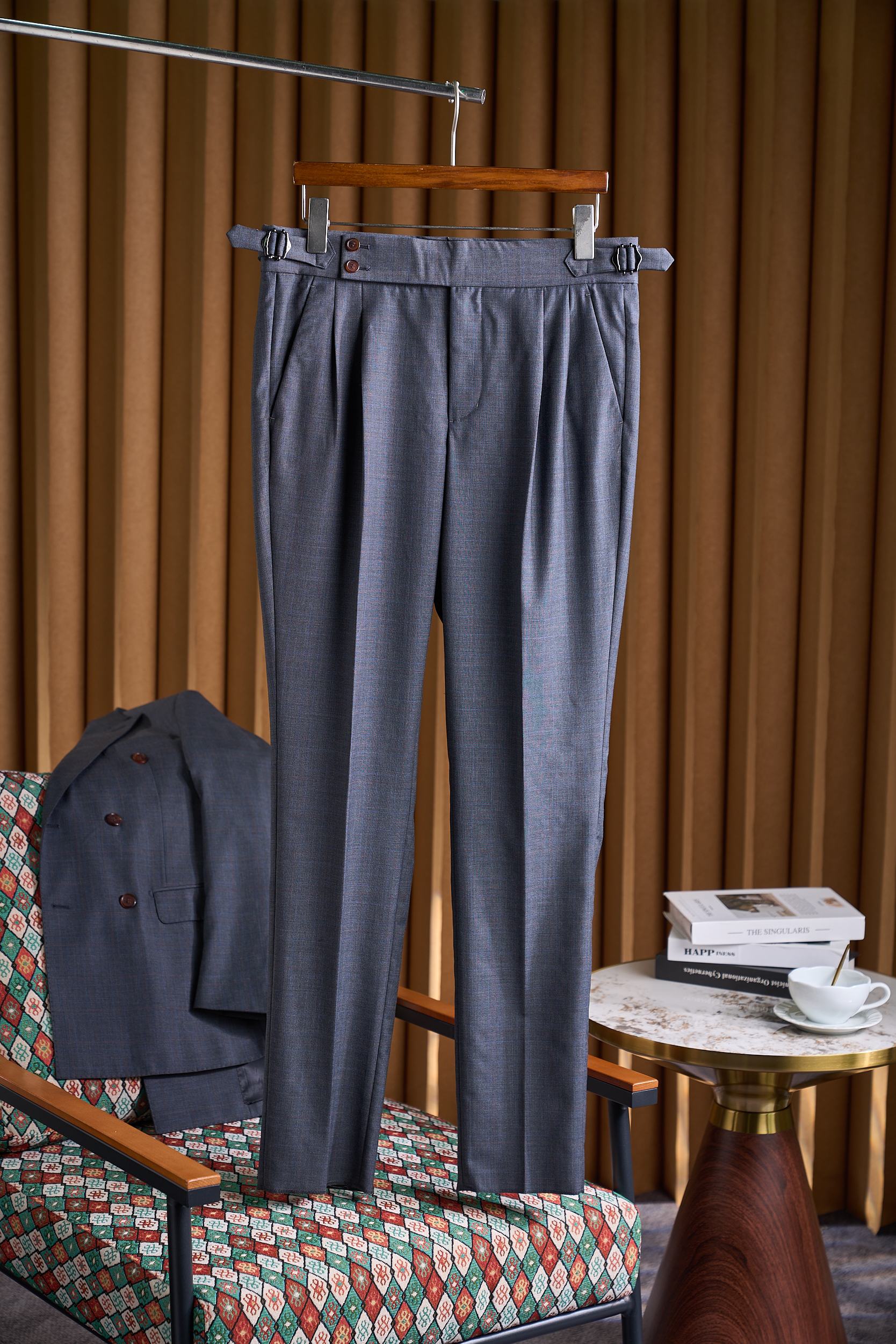 NO:538570,Exclusive for private fabrics for EZ home blue labels!  The dark pattern Prince Wells plaid double-breasted large gun wrench collar design is comfortable and suitable for body micro-supported wool, showing its extraordinaryness. The EZ home blue label privately customized fabric brings you a unique business casual suit - the dark pattern Prince Wells plaid double-breasted large gun wrench collar design is comfortable and suitable for body micro-supported wool suit. The blue label privately customized, the fabric is made of EZ home blue label privately customized fabric, each inch reveals nobility and exquisiteness. The fabric has been processed with special craftsmanship, with excellent breathability and excellent performance, and can be kept dry and comfortable even if worn for a long time. The classic Prince Wells plaid is blended with delicate dark pattern design, revealing a sense of luxury in a low-key manner. This retro but fashionable pattern can easily control various business and leisure occasions, highlighting your unique taste.  The unique double-breasted paired with a majestic large gun-bowl collar not only enhances the overall visual impact, but also demonstrates the authority and confidence of the wearer. Whether it is business negotiations or formal dinners, you can become the focus of attention. The high-quality 15-micron wool blend fabric and the addition of micro-elastic fibers make the suit maintain a crisp style while also bringing the ultimate comfort experience. Whether it is sitting or active, it can be easily dealt with, allowing you to maintain an elegant posture at all times. The exquisite tailoring process ensures that every detail is perfect. The key parts such as the cuffs, necklines, and hems are all sewn with high-quality hand-stitching to ensure that the suit is durable. In addition, the lining is made of high-quality fabrics, which are soft to the touch, further enhance the wearing experience. M-3XL, business suit, alexander wang19860909EZ家蓝标私定面料专享！暗纹威尔斯亲王格纹双排扣大枪驳领设计舒适合体微弹羊毛尊享定制,彰显不凡.EZ家蓝标私定面料,为您带来一款独具匠心的商务休闲西装——暗纹威尔斯亲王格纹双排扣大枪驳领设计舒适合体微弹羊毛套西. 蓝标私定,面料之选 采用EZ家蓝标私定面料,每一寸都透露着高贵与精致.面料经过特殊工艺处理,触感柔软舒适,透气性能卓越,即便长时间穿着也能保持干爽舒适. 经典的威尔斯亲王格纹,融入细腻暗纹设计,低调中透露出奢华感.这种复古而不失时尚的图案,能够轻松驾驭各种商务与休闲场合,彰显您的独特品味. 独特的双排扣,搭配大气磅礴的大枪驳领,不仅提升了整体的视觉冲击力,更彰显了穿着者的权威与自信.无论是商务谈判还是正式晚宴,都能让您成为全场瞩目的焦点. 采用优质15微米羊毛混纺面料,加入微弹纤维,使得西装在保持挺括版型的同时,也能带来极致的舒适体验.无论是久坐还是活动,都能轻松应对,让您时刻保持优雅姿态. 精致的剪裁工艺,确保每一处细节都尽善尽美.袖口、领口、下摆等关键部位,均采用高级手工缝制,确保西装经久耐用.此外,内衬选用高品质面料,触感柔软,进一步提升穿着体验. 码数M-3XL,,business suit,alexander wang,Men's clothing