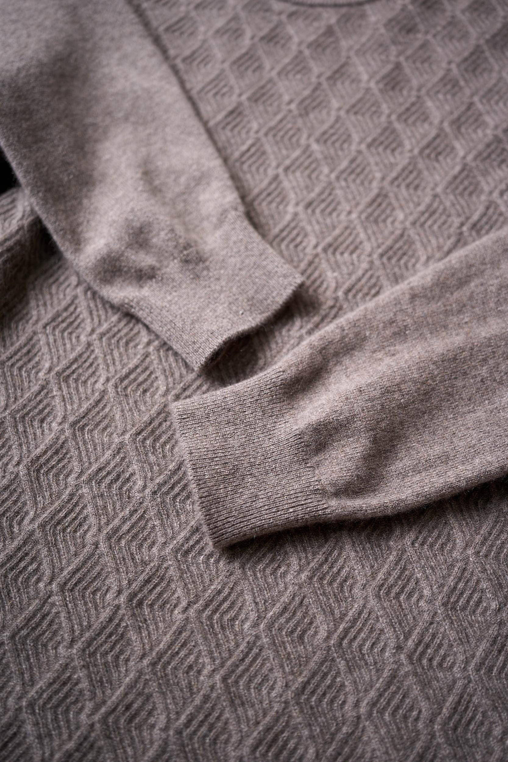 【Brioni18微米几何图形套头羊绒衫，揽一缕暖绒入怀，赴一场冬日诗意之约】Brioni羊绒衫，奢享云