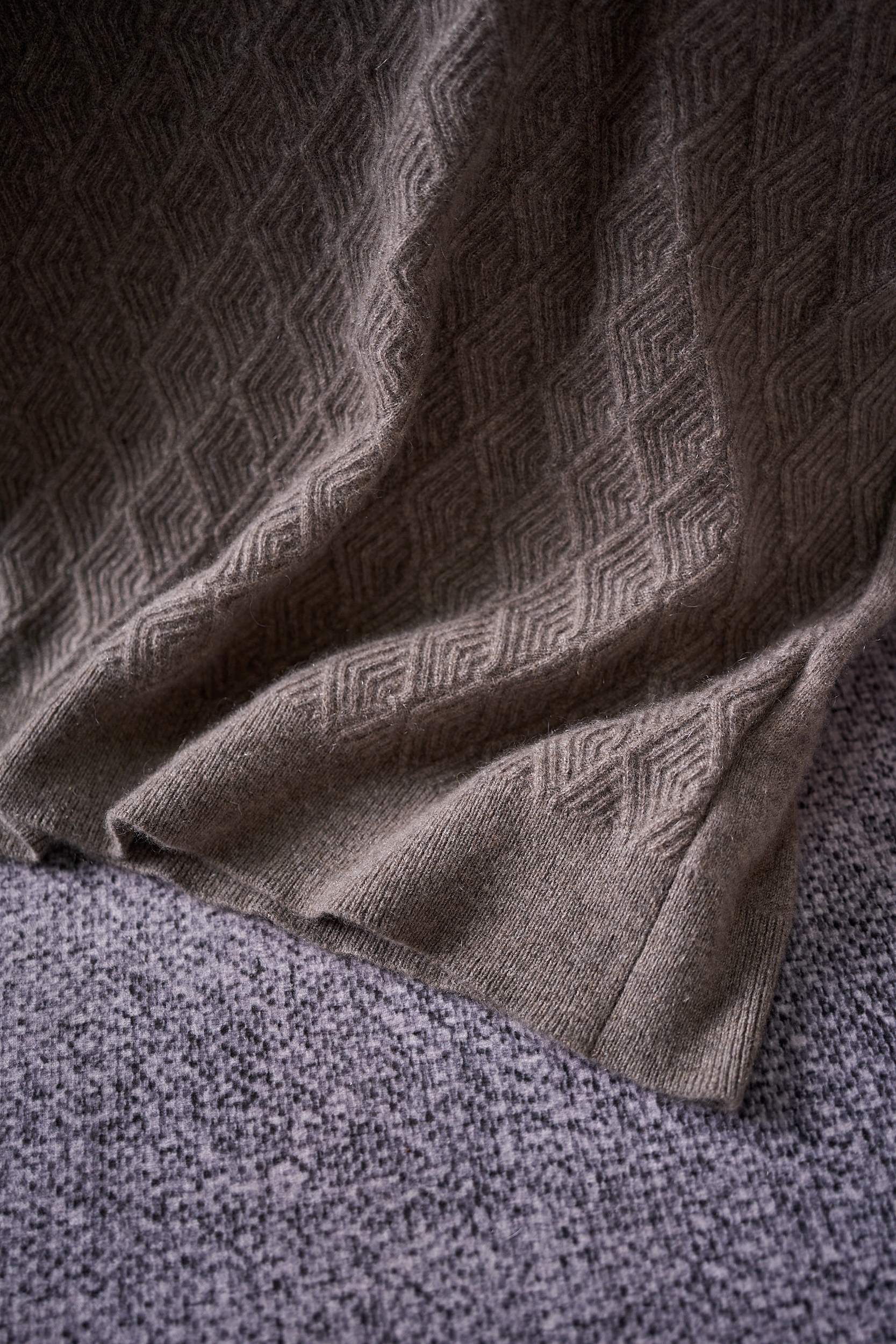 【Brioni18微米几何图形套头羊绒衫，揽一缕暖绒入怀，赴一场冬日诗意之约】Brioni羊绒衫，奢享云