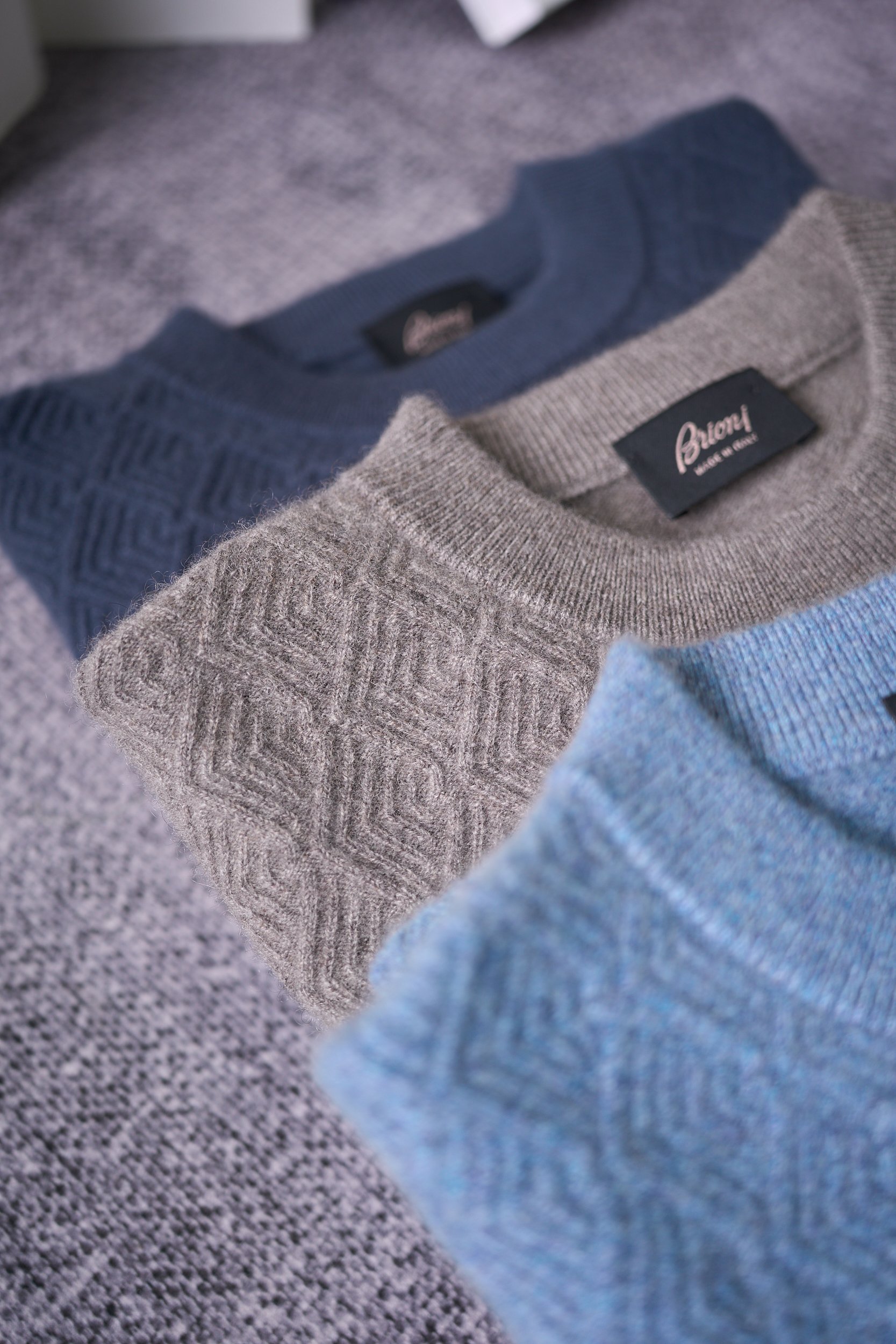 【Brioni18微米几何图形套头羊绒衫，揽一缕暖绒入怀，赴一场冬日诗意之约】Brioni羊绒衫，奢享云