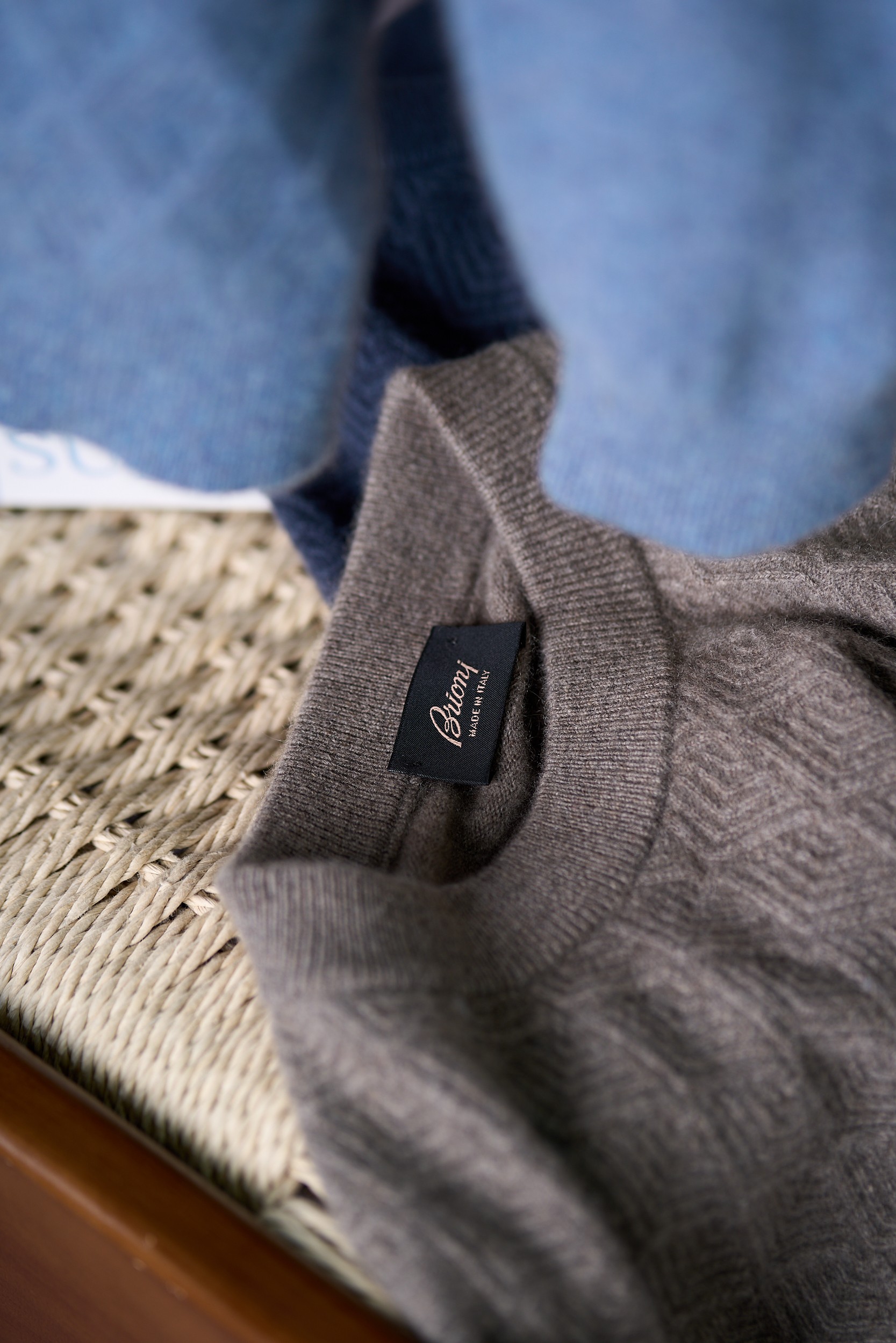 【Brioni18微米几何图形套头羊绒衫，揽一缕暖绒入怀，赴一场冬日诗意之约】Brioni羊绒衫，奢享云