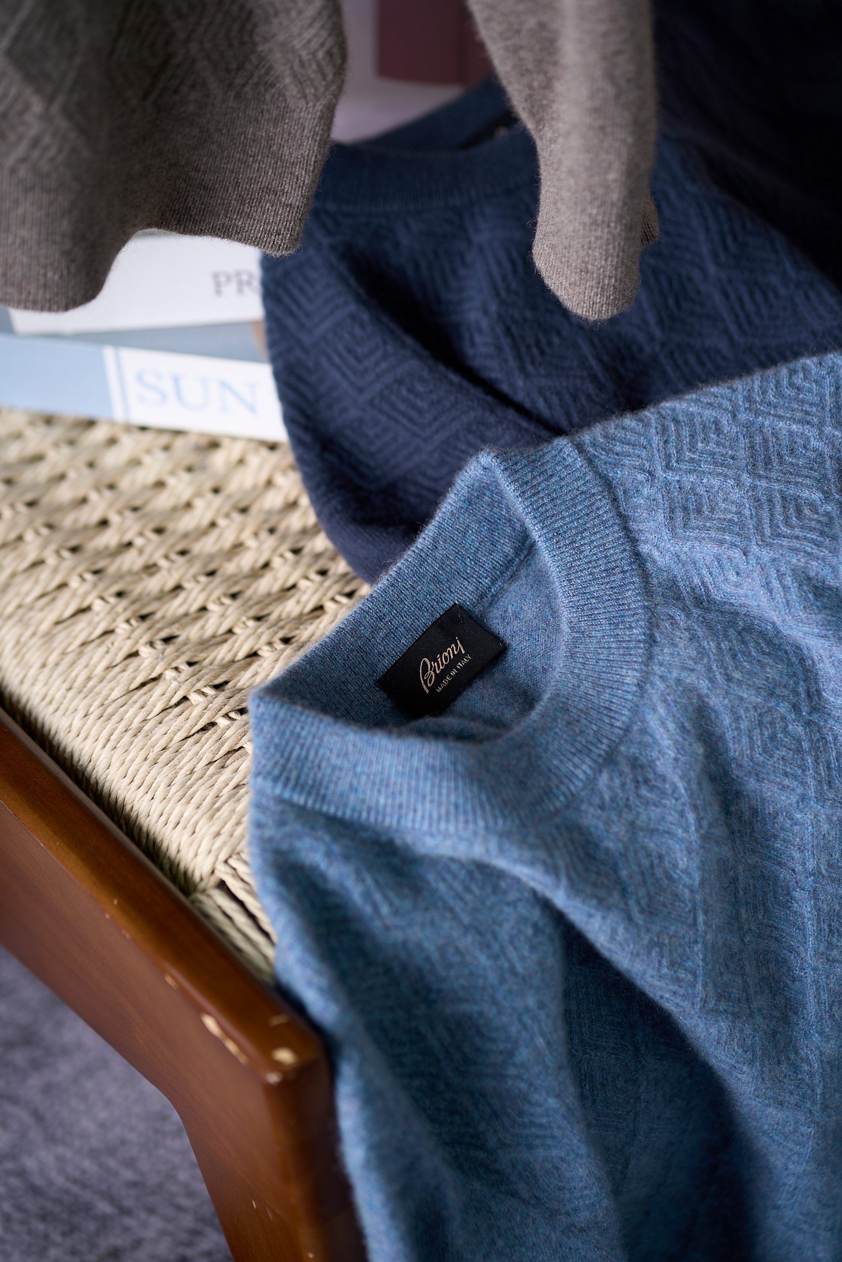 【Brioni18微米几何图形套头羊绒衫，揽一缕暖绒入怀，赴一场冬日诗意之约】Brioni羊绒衫，奢享云