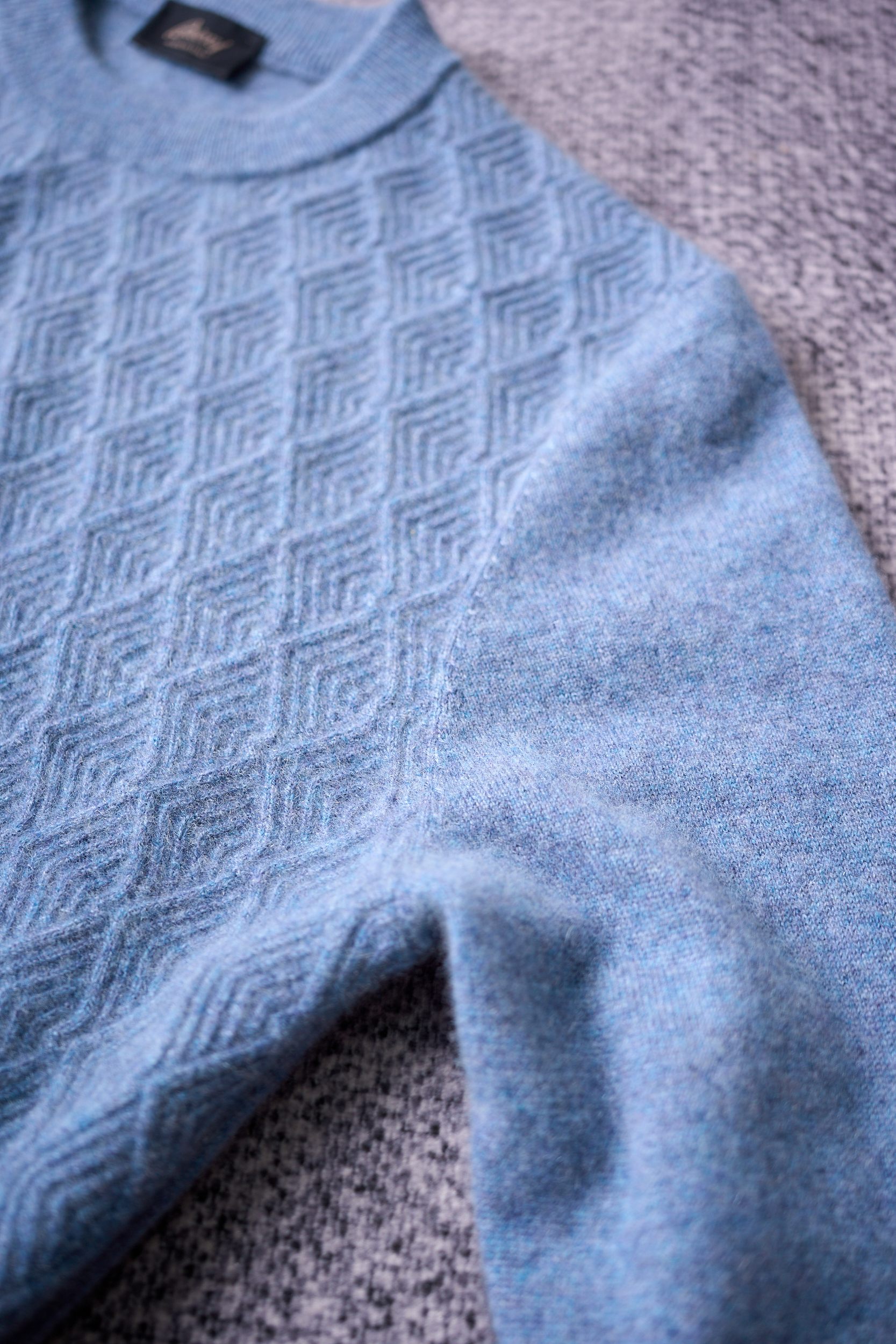 【Brioni18微米几何图形套头羊绒衫，揽一缕暖绒入怀，赴一场冬日诗意之约】Brioni羊绒衫，奢享云