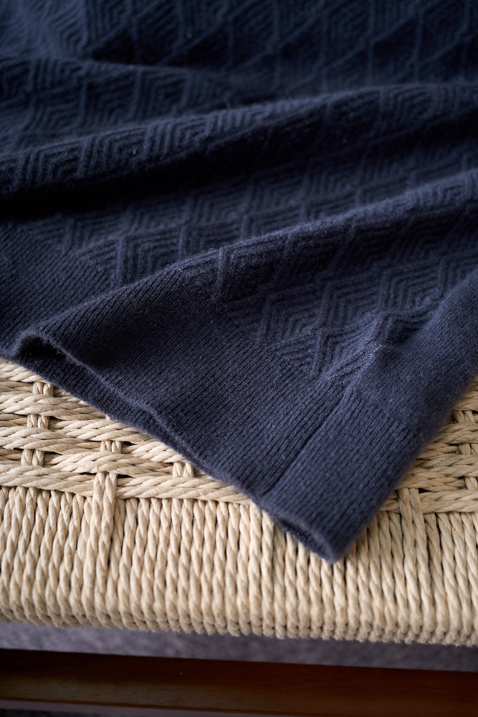 【Brioni18微米几何图形套头羊绒衫，揽一缕暖绒入怀，赴一场冬日诗意之约】Brioni羊绒衫，奢享云