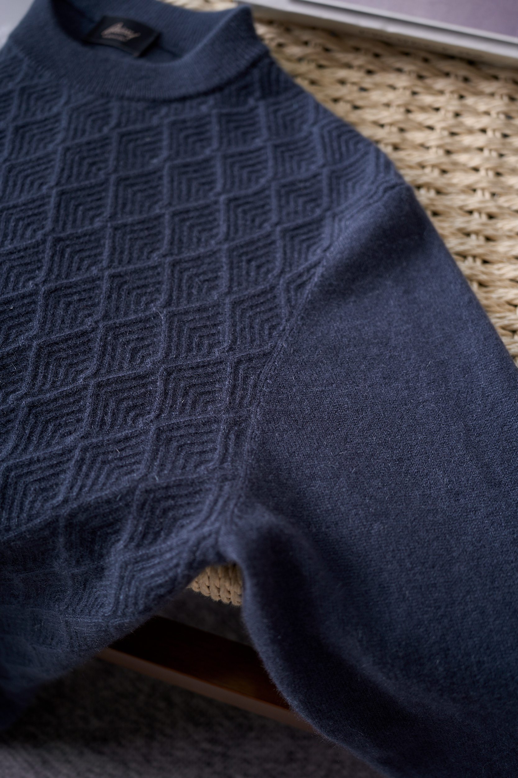 【Brioni18微米几何图形套头羊绒衫，揽一缕暖绒入怀，赴一场冬日诗意之约】Brioni羊绒衫，奢享云