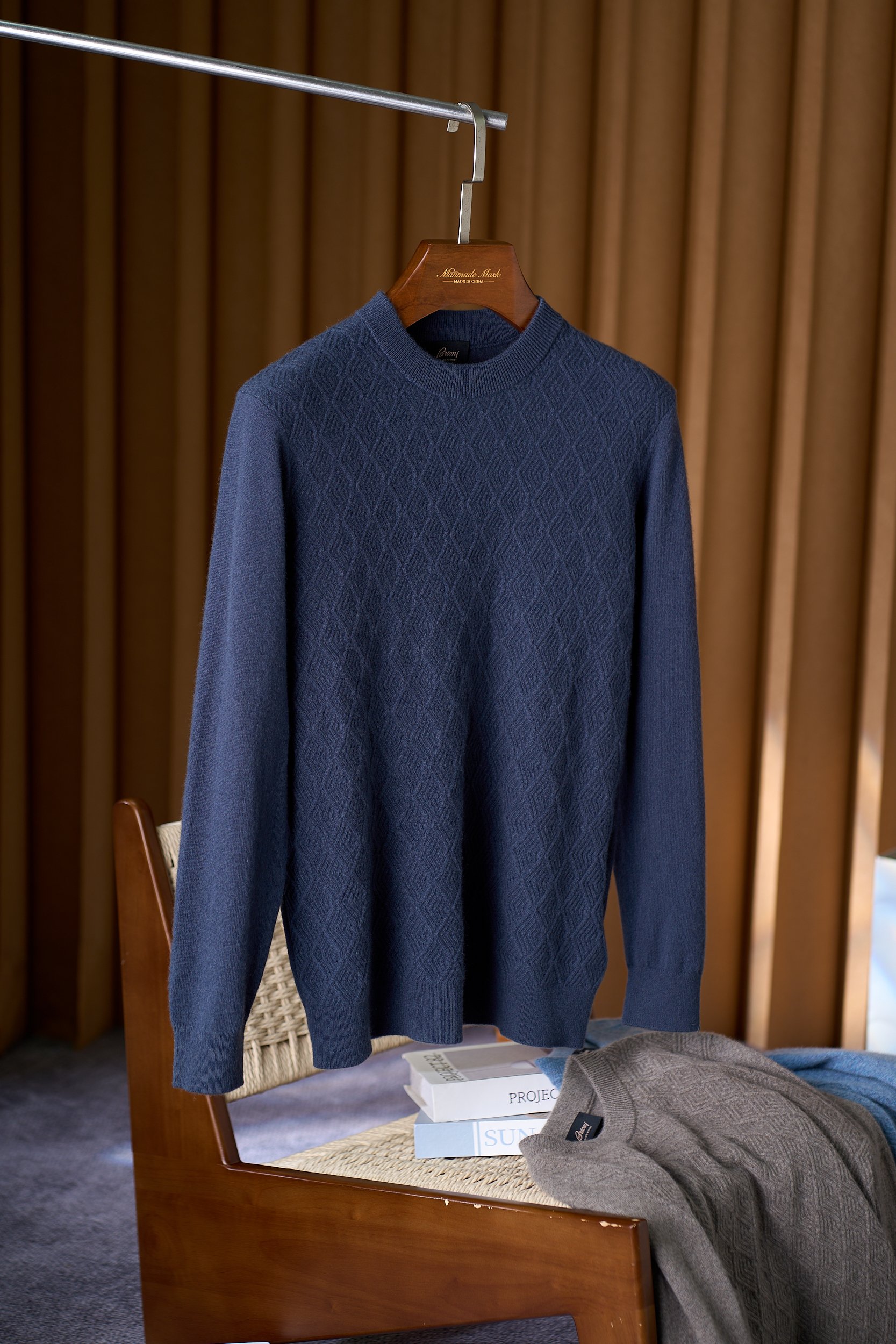NO:538564,Brioni 18 micron geometric pullover cashmere sweater, embraces a strand of warm velvet into your arms, and goes to a poetic winter celebration of Brioni cashmere sweater, enjoying the soft and warm clouds, encountering Italian elegance. In the cold season, a high-quality cashmere sweater is a symbol of warmth and taste. Brioni cashmere sweater, selects materials and exquisite craftsmanship, to start a luxurious and warm journey for you. The selection of top 18 micron cashmere raw materials, the fiber is slender and long, and the touch is as soft as a cloud. The moment you wear it close to the body, it seems to be wrapped in a gentle warmth, and the delicate texture slowly spreads on the skin, bringing an unparalleled comfort experience.  The unique geometric jacquard pattern is Brioni's exquisite interpretation of classics and fashion. The exquisite texture is vividly displayed on the shirt, breaking the monotony of solid colors and adding visual layers and artistic style. Whether it is business travel or casual gathering, you can stand out from the crowd. The Italian tailoring craftsmanship gives the cashmere sweater a perfect fit, fitting the body curve without losing a sense of slackness, and showing calmness and elegance in every move. Fine workmanship is reflected in every detail, with the neckline and cuffs flat and neat, demonstrating Brioni's strict pursuit of quality. Brioni cashmere sweater is not only a piece of clothing, but also a manifestation of quality life. This autumn and winter, let it accompany you and bloom unique charm in warmth. M-3XL, alexander wang19860909Brioni18微米几何图形套头羊绒衫,揽一缕暖绒入怀,赴一场冬日诗意之约Brioni羊绒衫,奢享云感柔暖,邂逅意式优雅 在寒意渐袭的季节,一件高品质的羊绒衫,是温暖与品味的象征.Brioni羊绒衫,以甄选材质与精湛工艺,为你开启一场奢华的暖意之旅. 精选上乘18微米羊绒原料,纤维纤细柔长,触感如云朵般轻柔绵软.贴身穿着的瞬间,仿若被轻柔的暖意包裹,细腻质感在肌肤上缓缓蔓延,带来无与伦比的舒适体验. 独特的几何提花图案,是Brioni对经典与时尚的精妙诠释.精致纹理跃然衫上,打破纯色单调,增添视觉层次与艺术格调,无论商务出行还是休闲聚会,都能让你在人群中脱颖而出. 意式剪裁工艺赋予羊绒衫完美版型,贴合身体曲线又不失松弛感,举手投足间尽显从容优雅.精细做工体现在每一处细节,领口、袖口平整利落,彰显Brioni对品质的严苛追求. Brioni羊绒衫,不止是一件衣物,更是品质生活的彰显.这个秋冬,让它陪伴你,在温暖中绽放独特魅力. 码数M-3XL,,alexander wang,Men's clothing