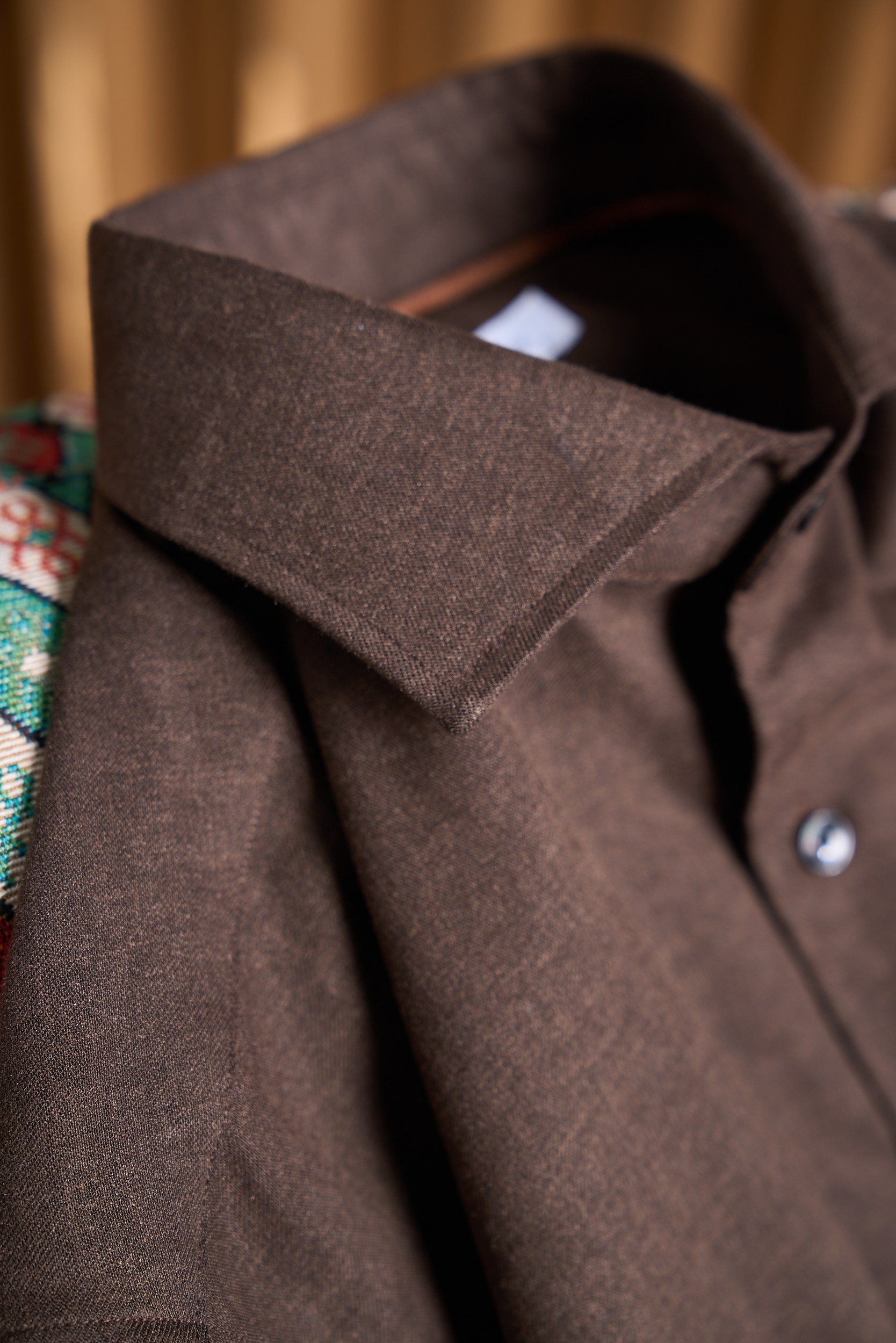 【轻柔的羊毛交织细腻的丝绸，定制成衣染色工艺的温莎领商务衬衫】诺悠翩雅有着悠久的纺织历史和精湛的工艺传统