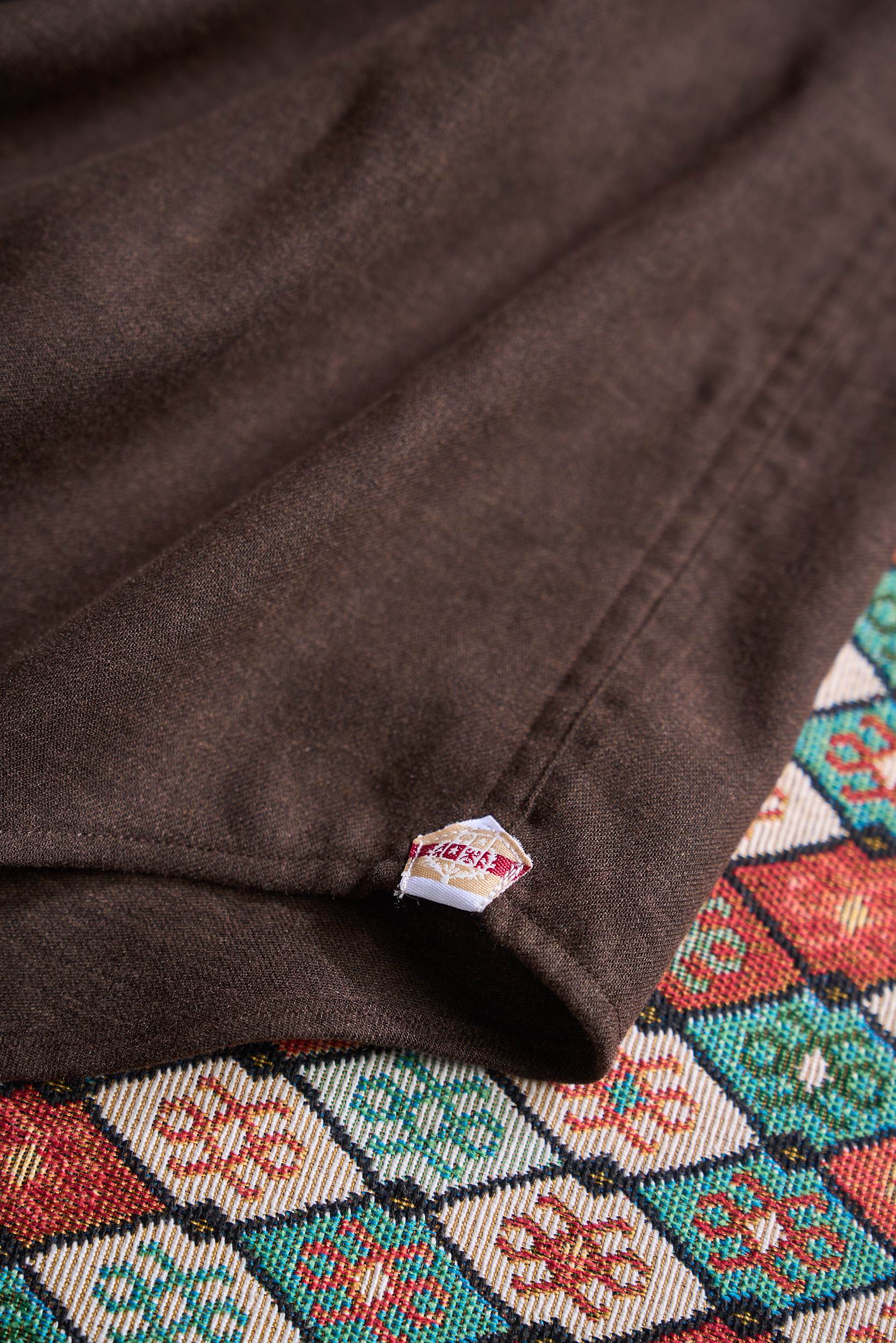 【轻柔的羊毛交织细腻的丝绸，定制成衣染色工艺的温莎领商务衬衫】诺悠翩雅有着悠久的纺织历史和精湛的工艺传统