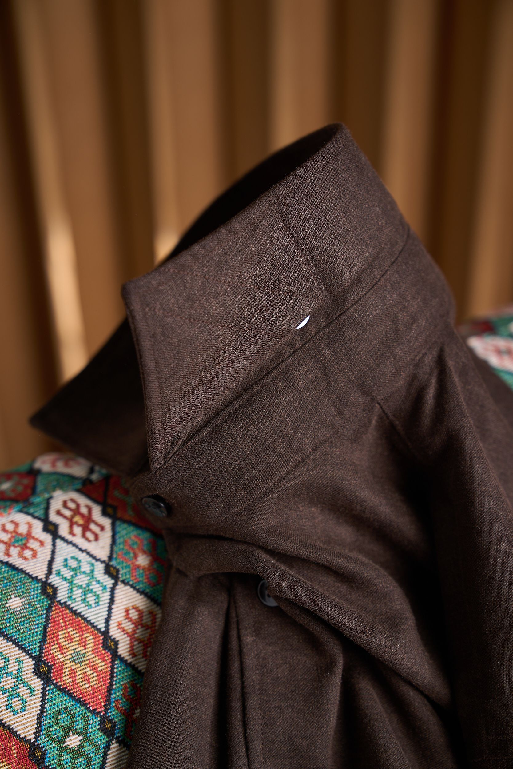 【轻柔的羊毛交织细腻的丝绸，定制成衣染色工艺的温莎领商务衬衫】诺悠翩雅有着悠久的纺织历史和精湛的工艺传统