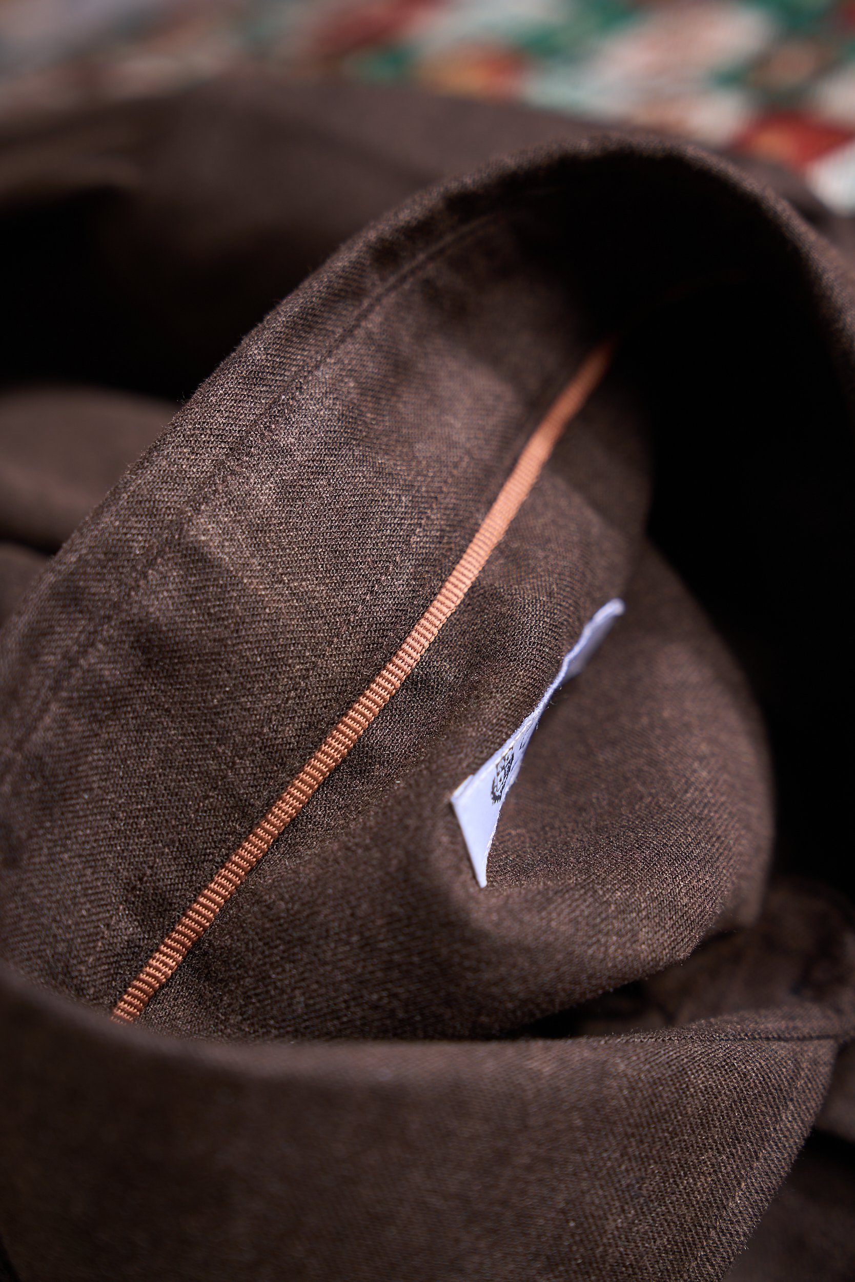 【轻柔的羊毛交织细腻的丝绸，定制成衣染色工艺的温莎领商务衬衫】诺悠翩雅有着悠久的纺织历史和精湛的工艺传统