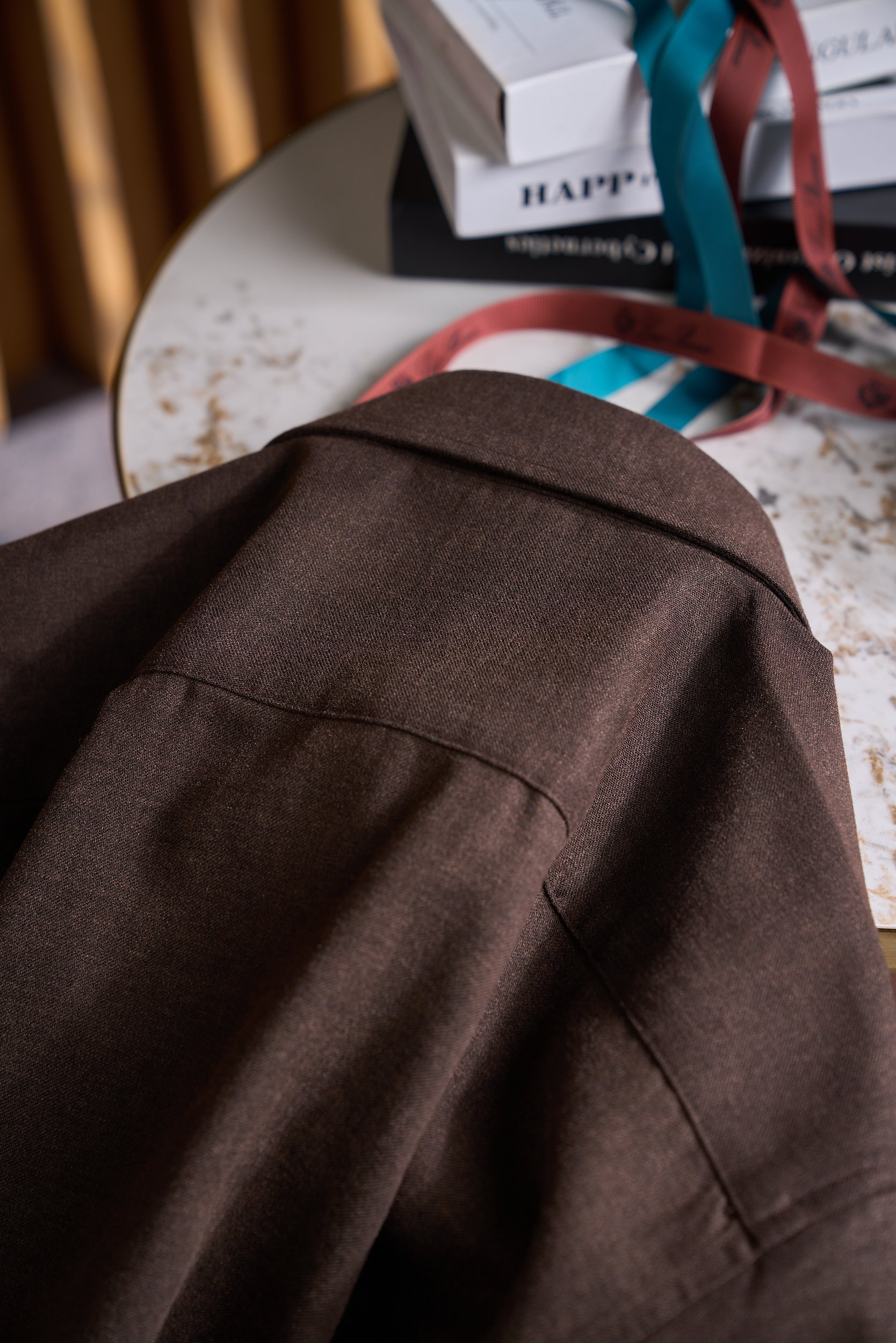 【轻柔的羊毛交织细腻的丝绸，定制成衣染色工艺的温莎领商务衬衫】诺悠翩雅有着悠久的纺织历史和精湛的工艺传统