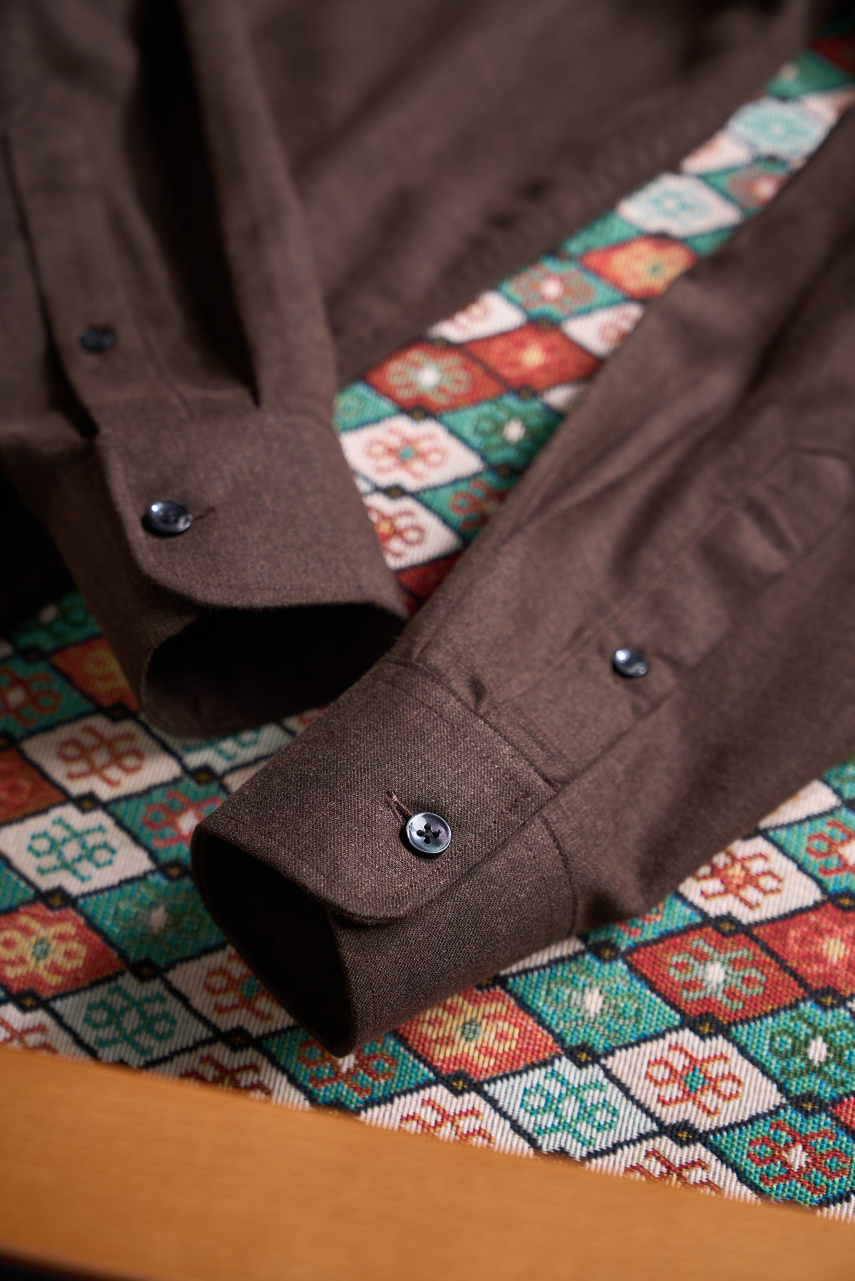 【轻柔的羊毛交织细腻的丝绸，定制成衣染色工艺的温莎领商务衬衫】诺悠翩雅有着悠久的纺织历史和精湛的工艺传统