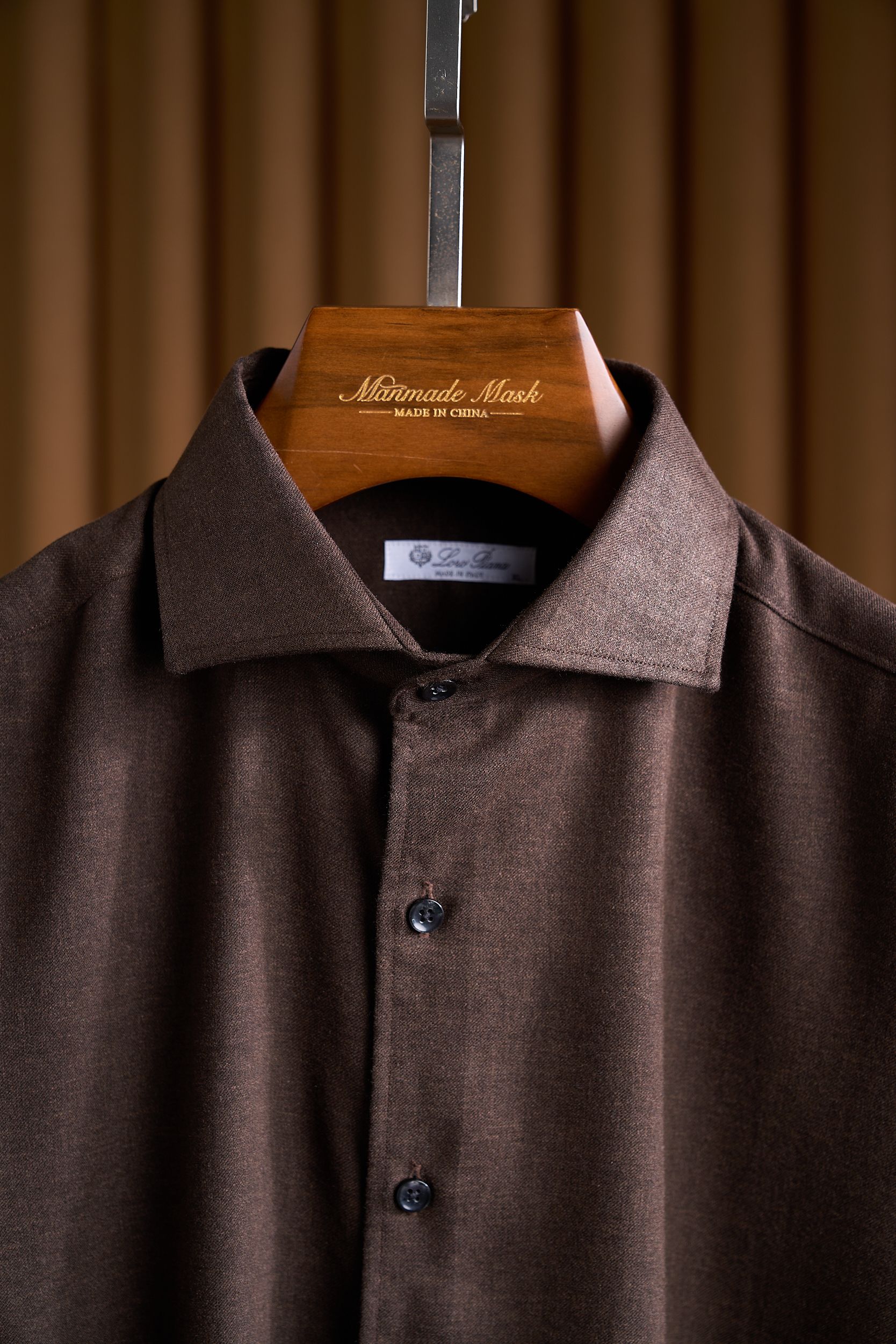 【轻柔的羊毛交织细腻的丝绸，定制成衣染色工艺的温莎领商务衬衫】诺悠翩雅有着悠久的纺织历史和精湛的工艺传统