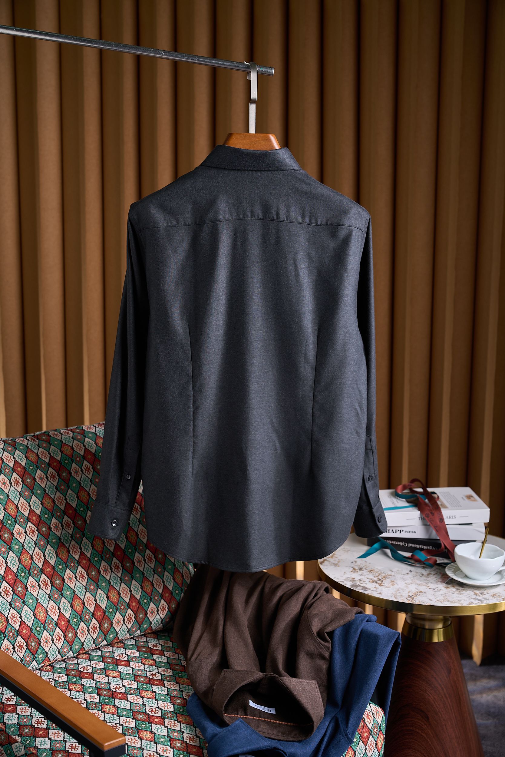 【轻柔的羊毛交织细腻的丝绸，定制成衣染色工艺的温莎领商务衬衫】诺悠翩雅有着悠久的纺织历史和精湛的工艺传统