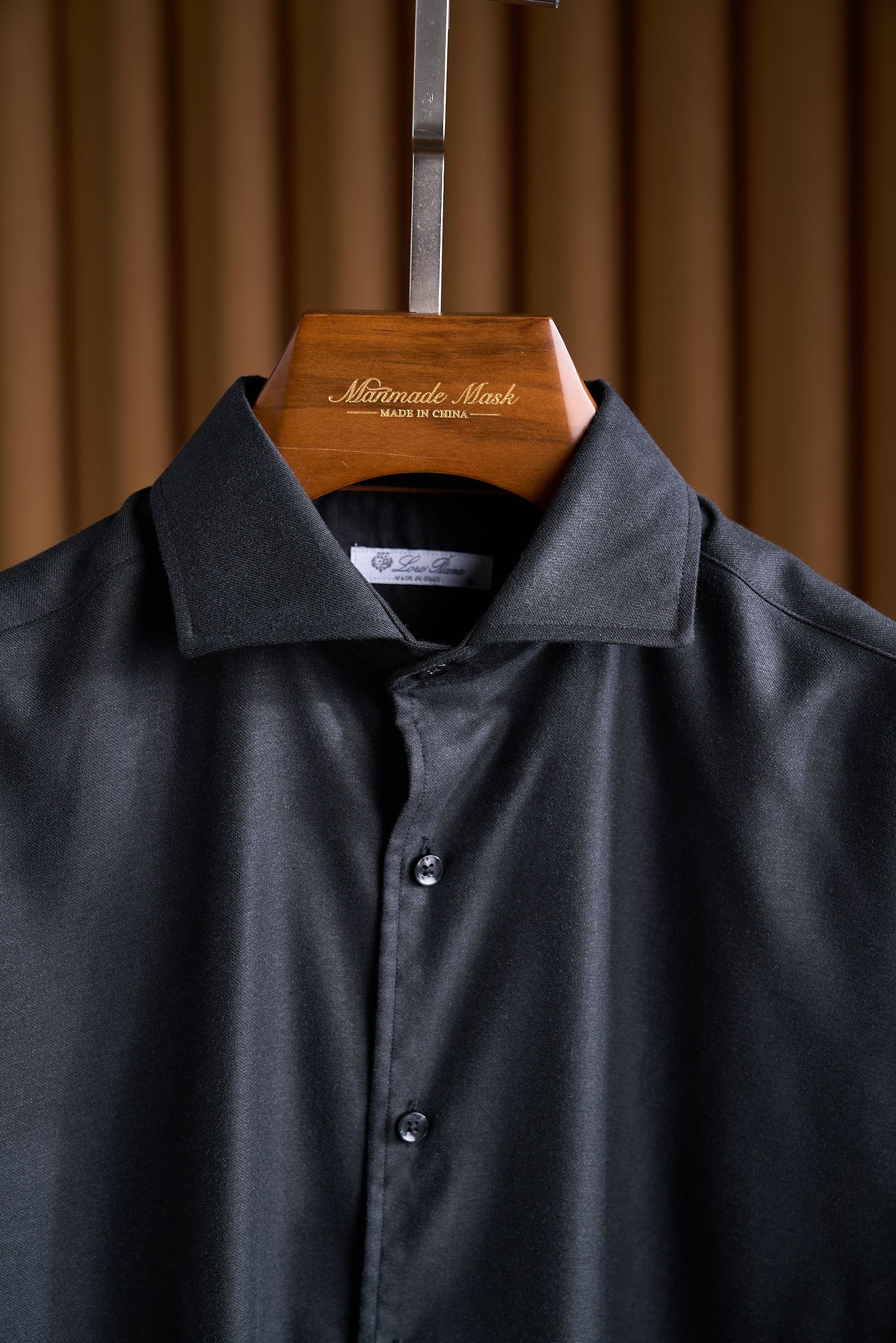 【轻柔的羊毛交织细腻的丝绸，定制成衣染色工艺的温莎领商务衬衫】诺悠翩雅有着悠久的纺织历史和精湛的工艺传统