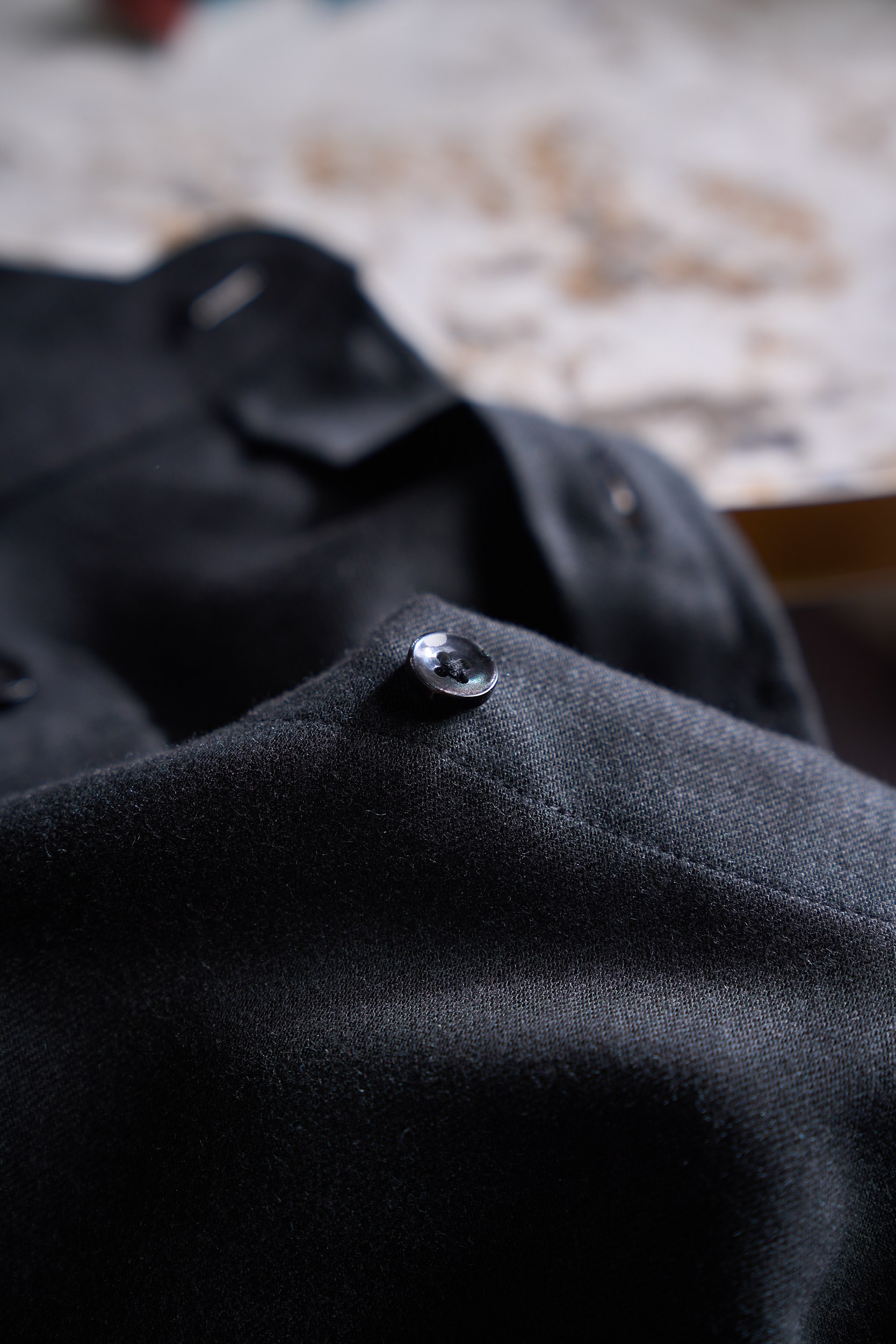 【轻柔的羊毛交织细腻的丝绸，定制成衣染色工艺的温莎领商务衬衫】诺悠翩雅有着悠久的纺织历史和精湛的工艺传统