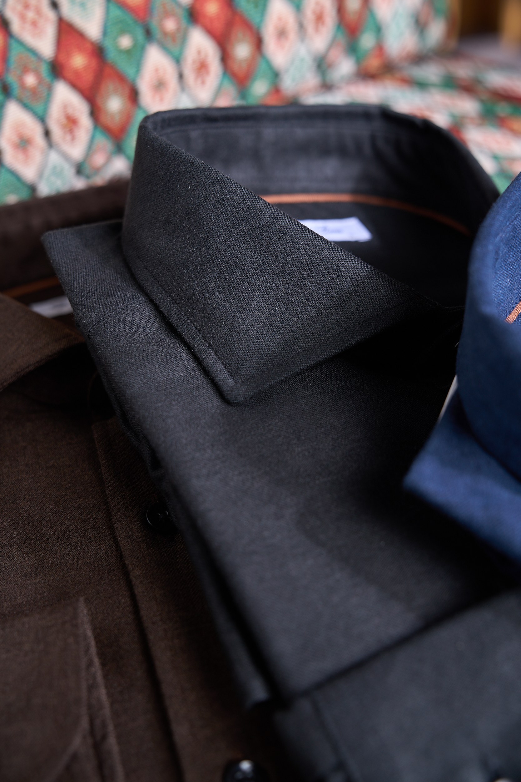 【轻柔的羊毛交织细腻的丝绸，定制成衣染色工艺的温莎领商务衬衫】诺悠翩雅有着悠久的纺织历史和精湛的工艺传统