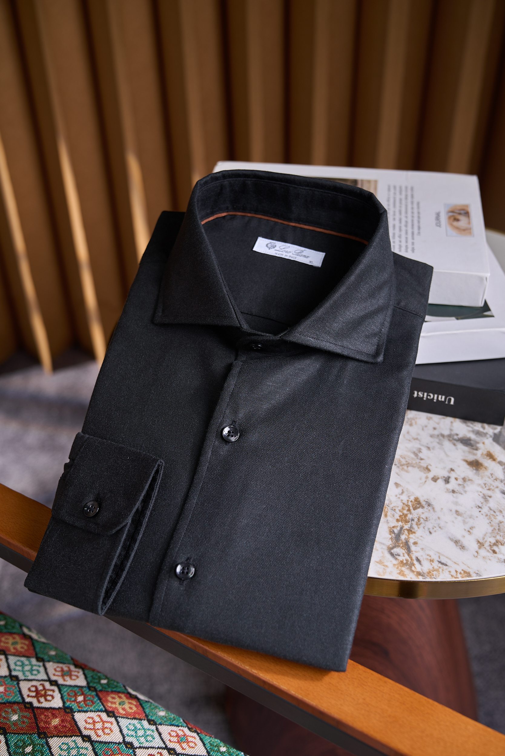 【轻柔的羊毛交织细腻的丝绸，定制成衣染色工艺的温莎领商务衬衫】诺悠翩雅有着悠久的纺织历史和精湛的工艺传统