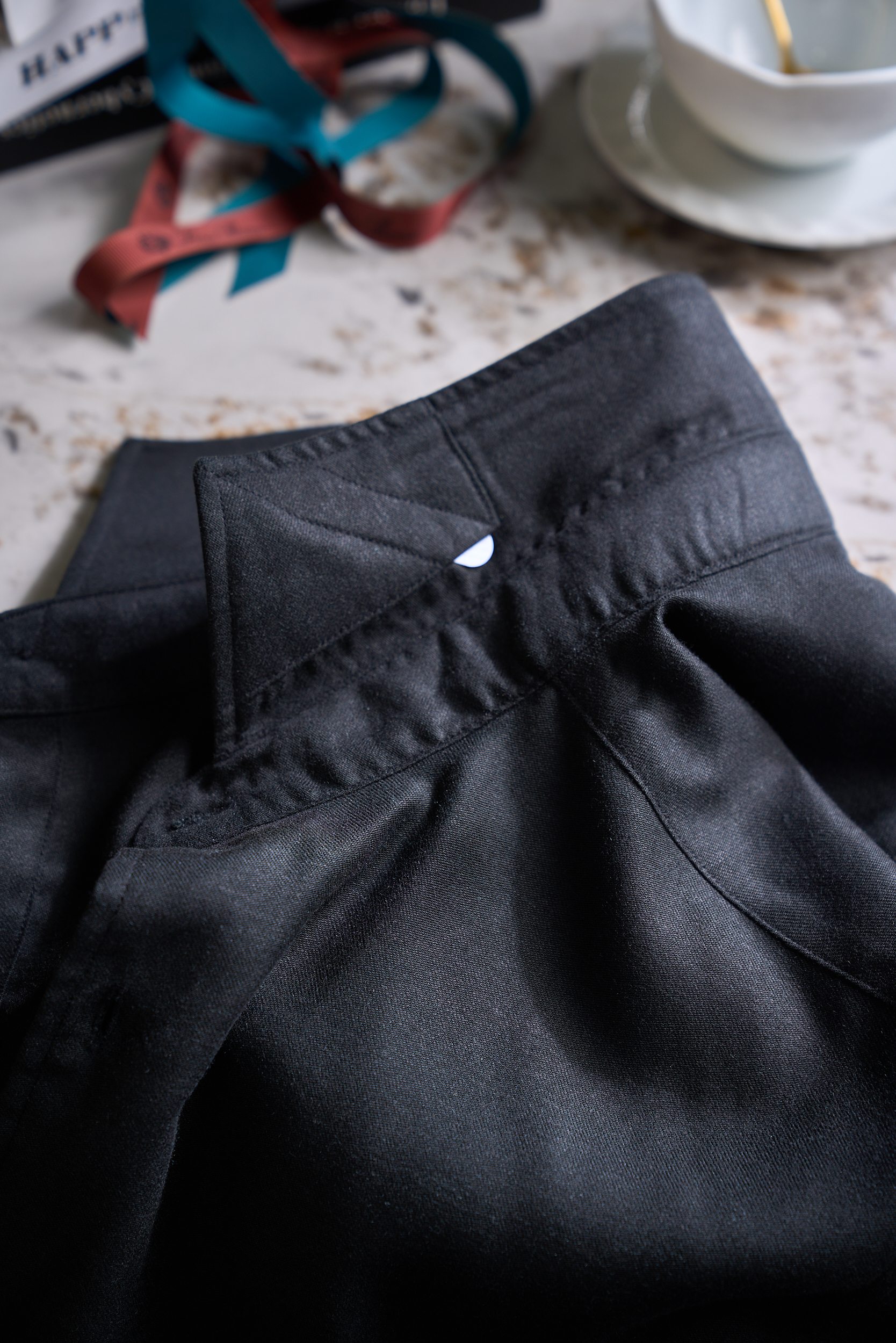 【轻柔的羊毛交织细腻的丝绸，定制成衣染色工艺的温莎领商务衬衫】诺悠翩雅有着悠久的纺织历史和精湛的工艺传统