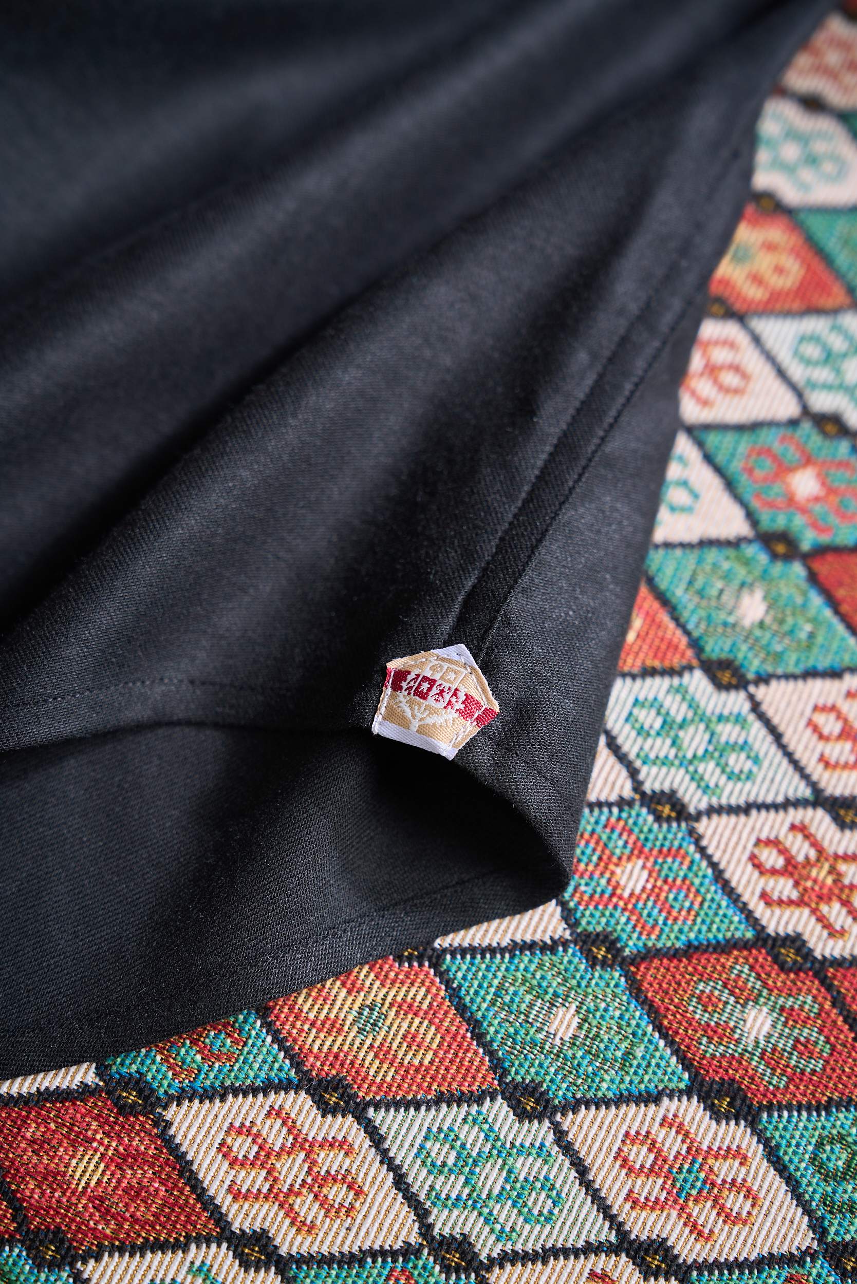 【轻柔的羊毛交织细腻的丝绸，定制成衣染色工艺的温莎领商务衬衫】诺悠翩雅有着悠久的纺织历史和精湛的工艺传统