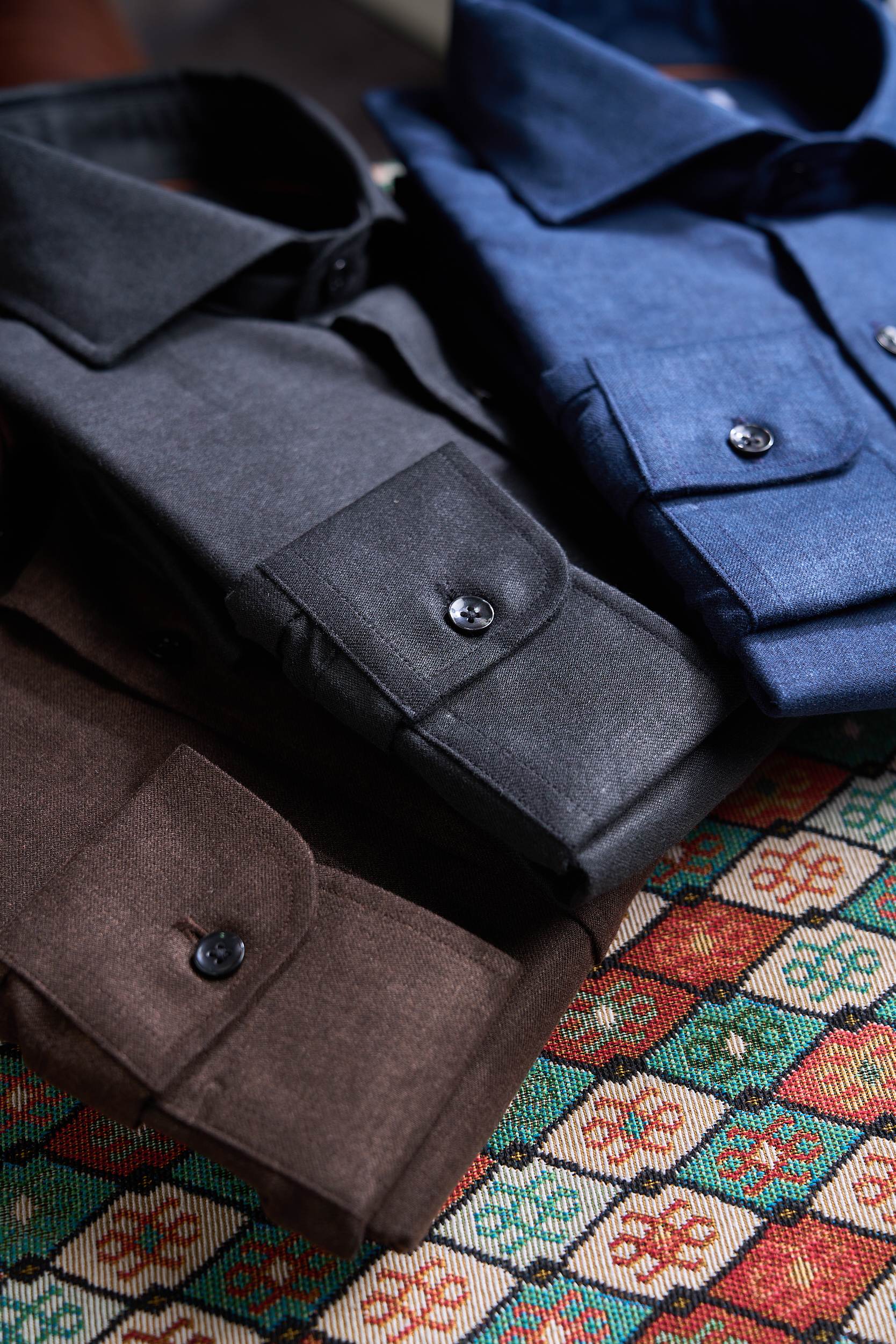 【轻柔的羊毛交织细腻的丝绸，定制成衣染色工艺的温莎领商务衬衫】诺悠翩雅有着悠久的纺织历史和精湛的工艺传统