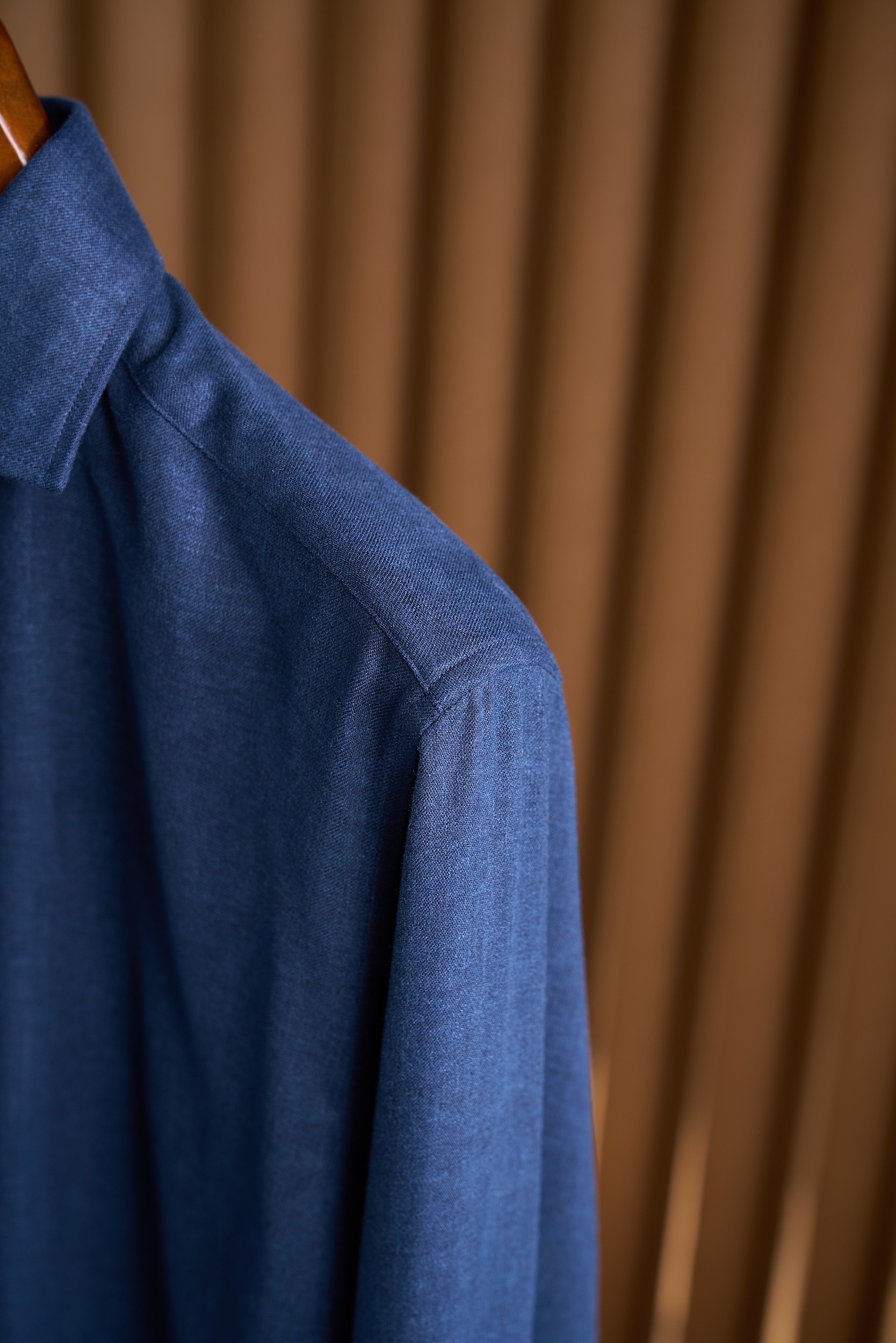 【轻柔的羊毛交织细腻的丝绸，定制成衣染色工艺的温莎领商务衬衫】诺悠翩雅有着悠久的纺织历史和精湛的工艺传统