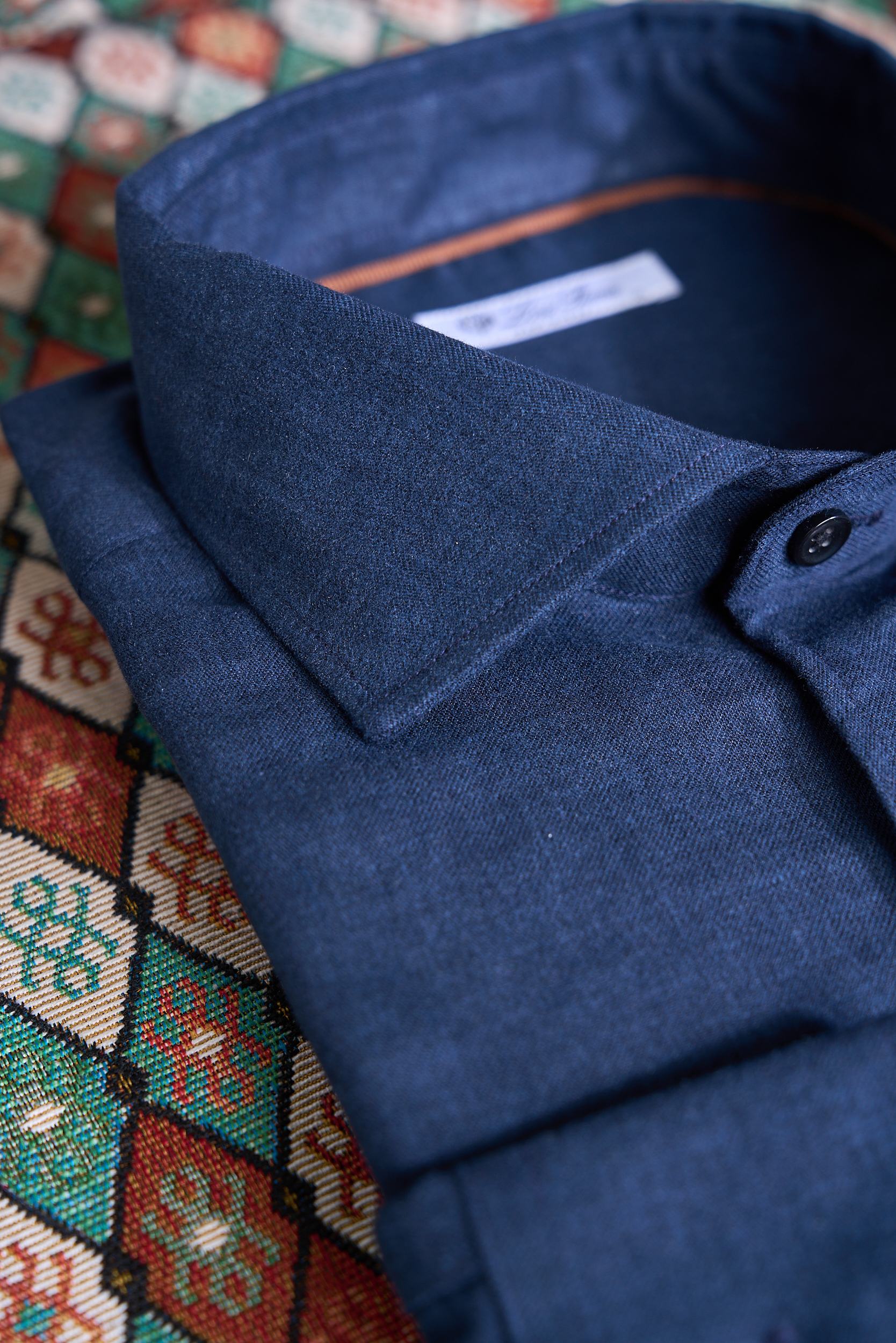 【轻柔的羊毛交织细腻的丝绸，定制成衣染色工艺的温莎领商务衬衫】诺悠翩雅有着悠久的纺织历史和精湛的工艺传统