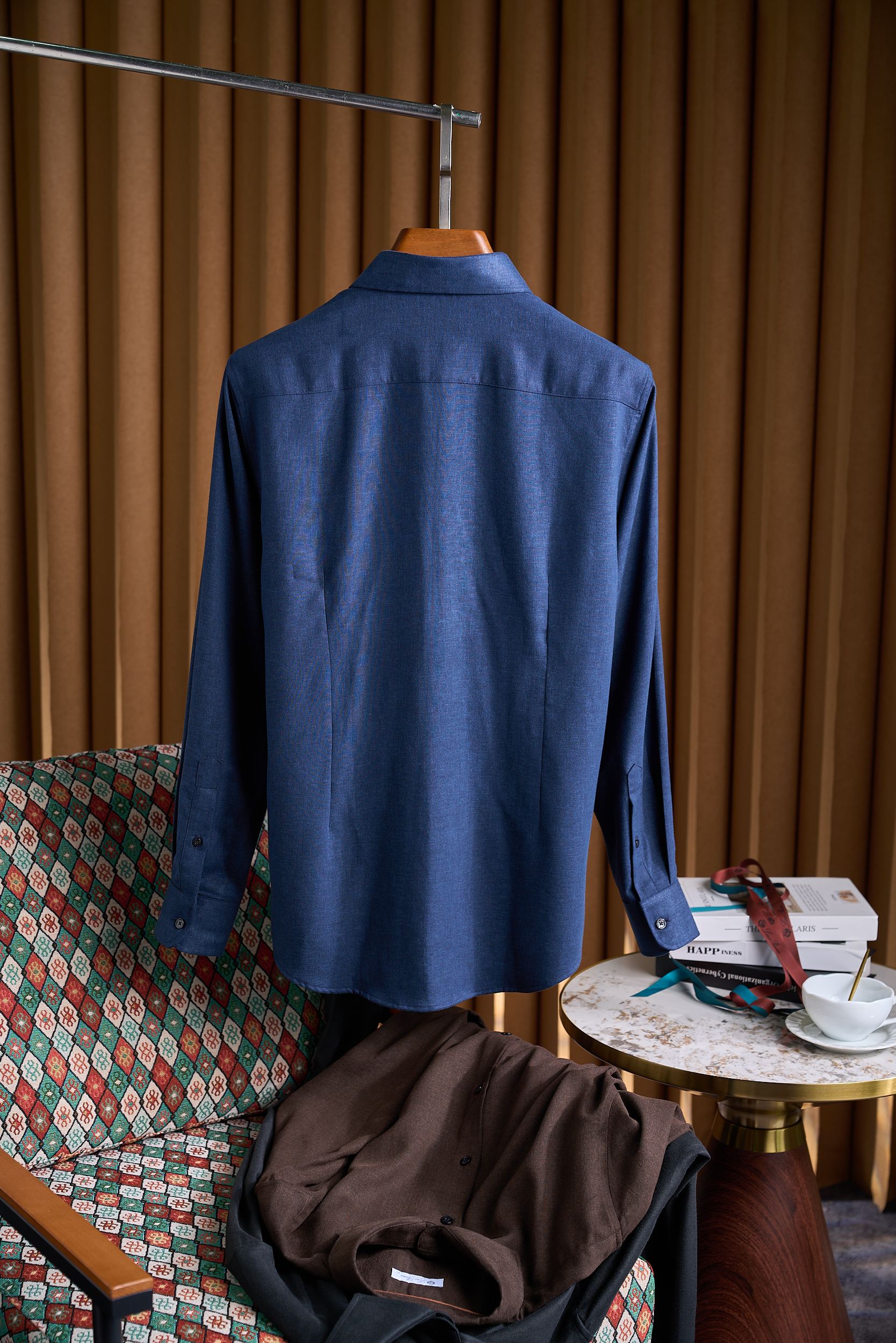 【轻柔的羊毛交织细腻的丝绸，定制成衣染色工艺的温莎领商务衬衫】诺悠翩雅有着悠久的纺织历史和精湛的工艺传统