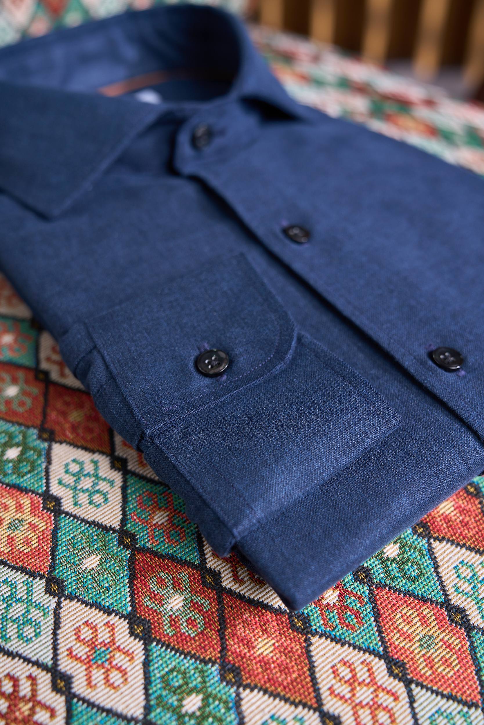 【轻柔的羊毛交织细腻的丝绸，定制成衣染色工艺的温莎领商务衬衫】诺悠翩雅有着悠久的纺织历史和精湛的工艺传统