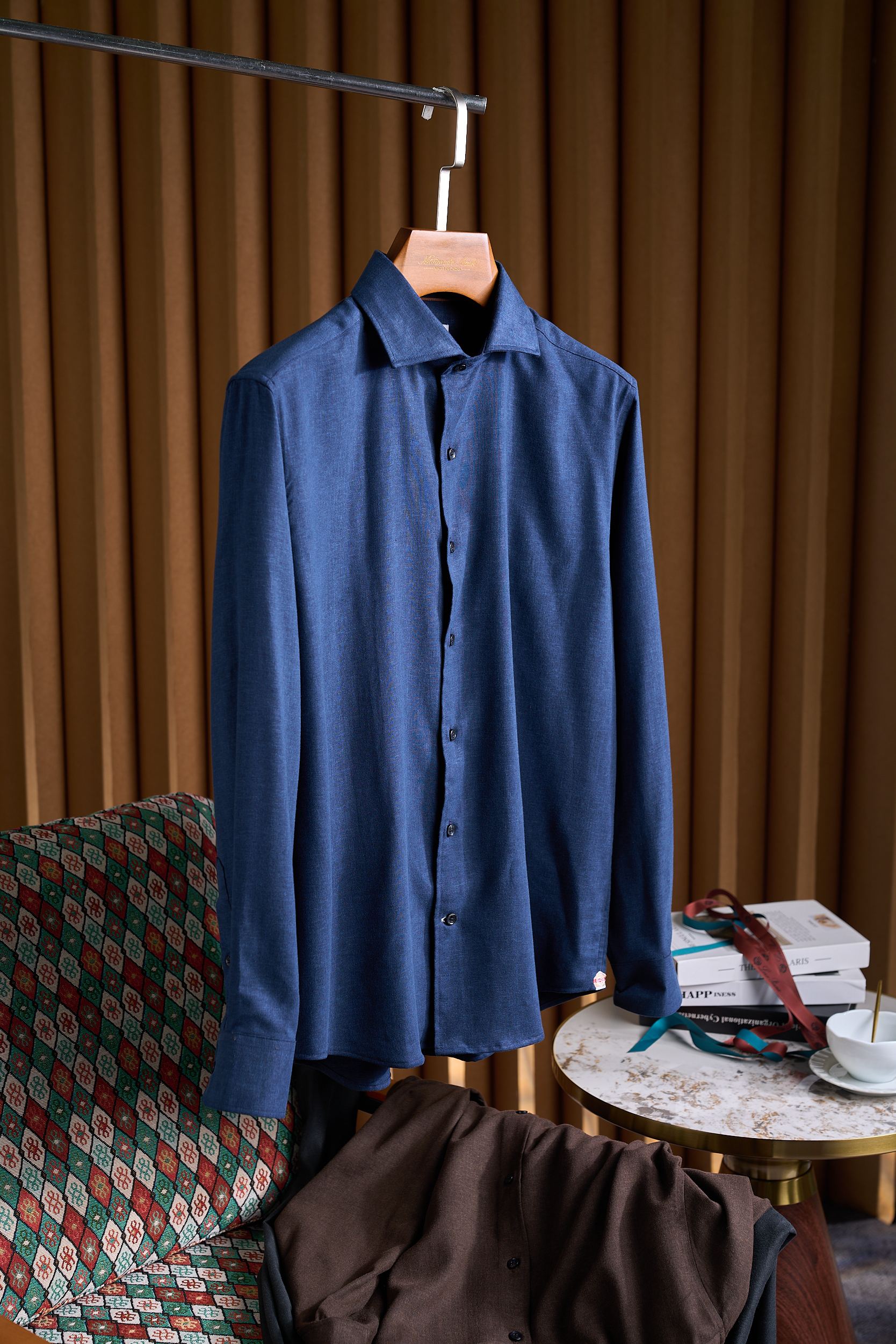 【轻柔的羊毛交织细腻的丝绸，定制成衣染色工艺的温莎领商务衬衫】诺悠翩雅有着悠久的纺织历史和精湛的工艺传统