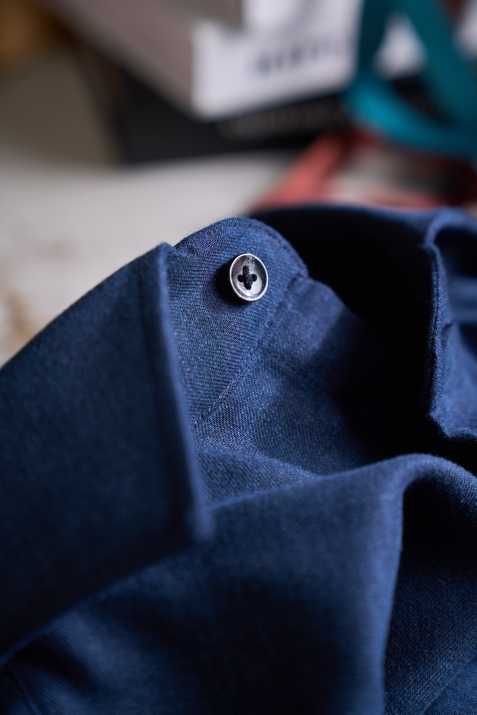 【轻柔的羊毛交织细腻的丝绸，定制成衣染色工艺的温莎领商务衬衫】诺悠翩雅有着悠久的纺织历史和精湛的工艺传统